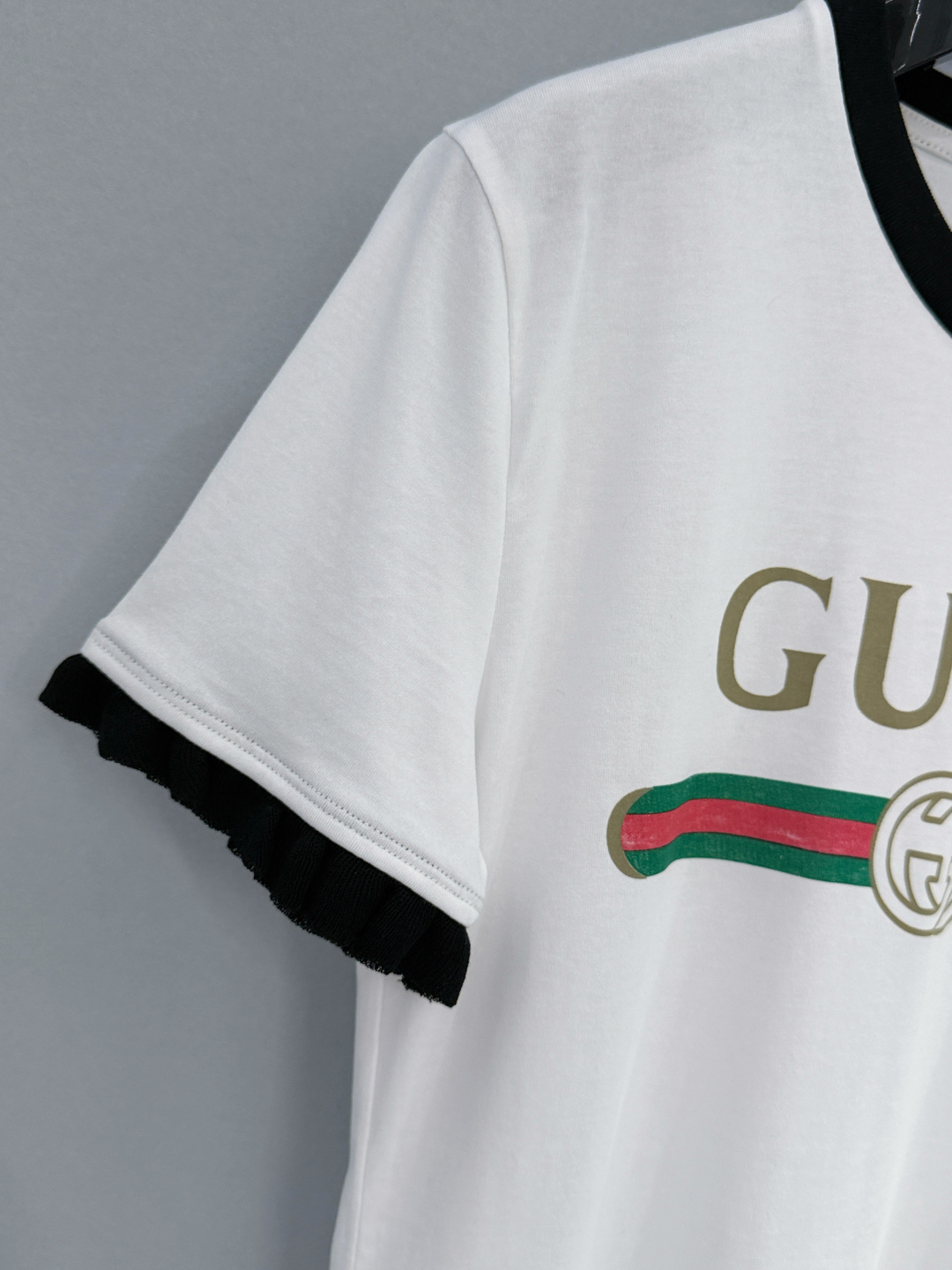 Gucci26新款红绿织带双G印花短袖T恤，有白、粉两色可选，白色款采用黑边撞色+黑色木耳边袖口设计，粉