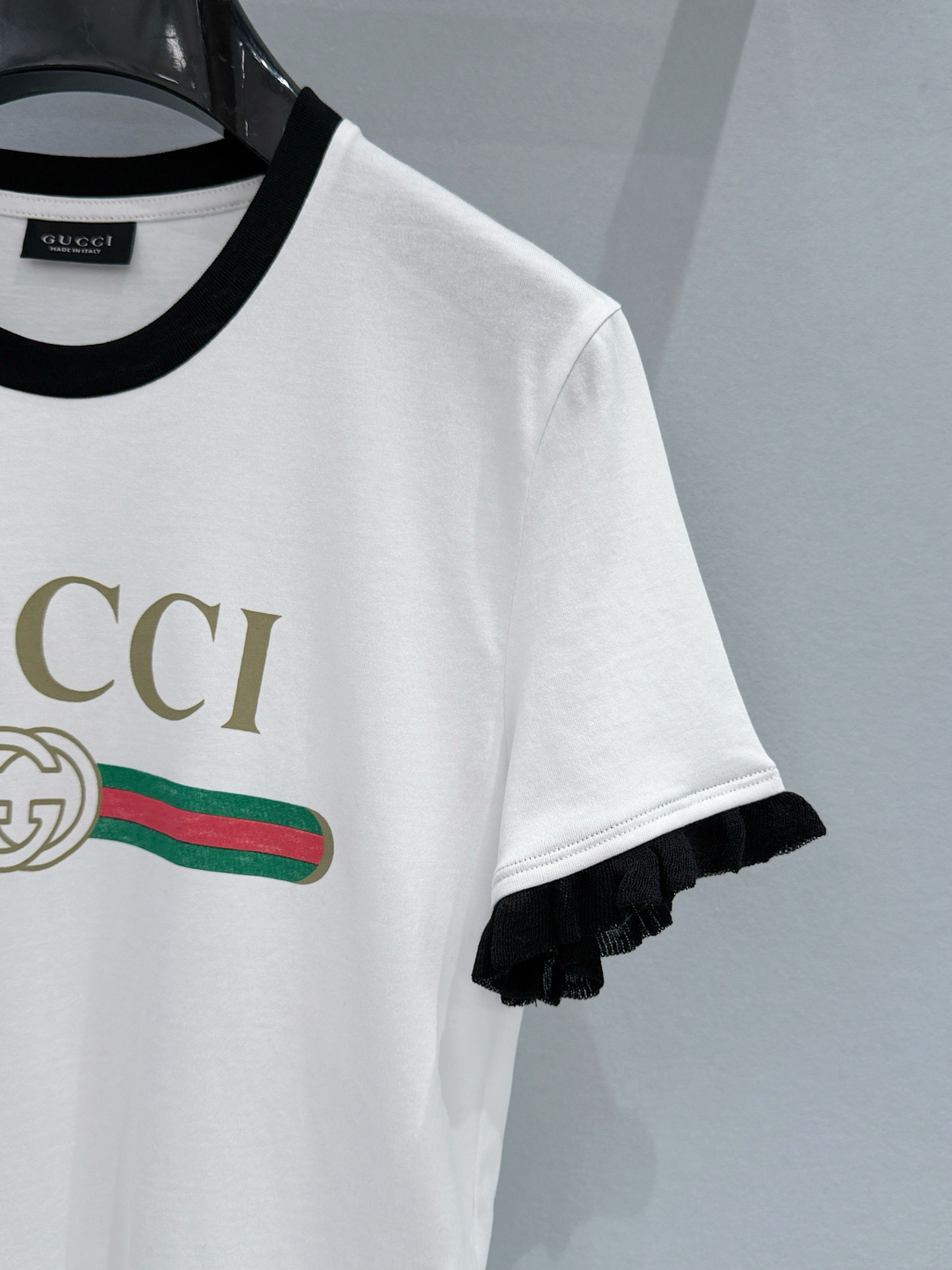 Gucci26新款红绿织带双G印花短袖T恤，有白、粉两色可选，白色款采用黑边撞色+黑色木耳边袖口设计，粉