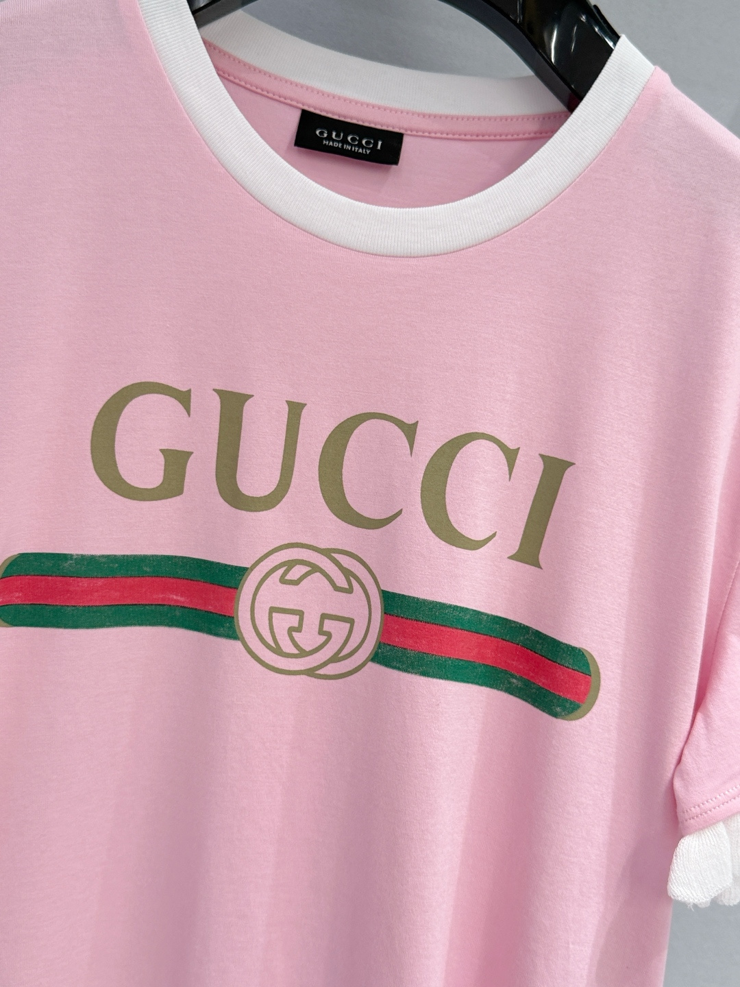 Gucci26新款红绿织带双G印花短袖T恤，有白、粉两色可选，白色款采用黑边撞色+黑色木耳边袖口设计，粉
