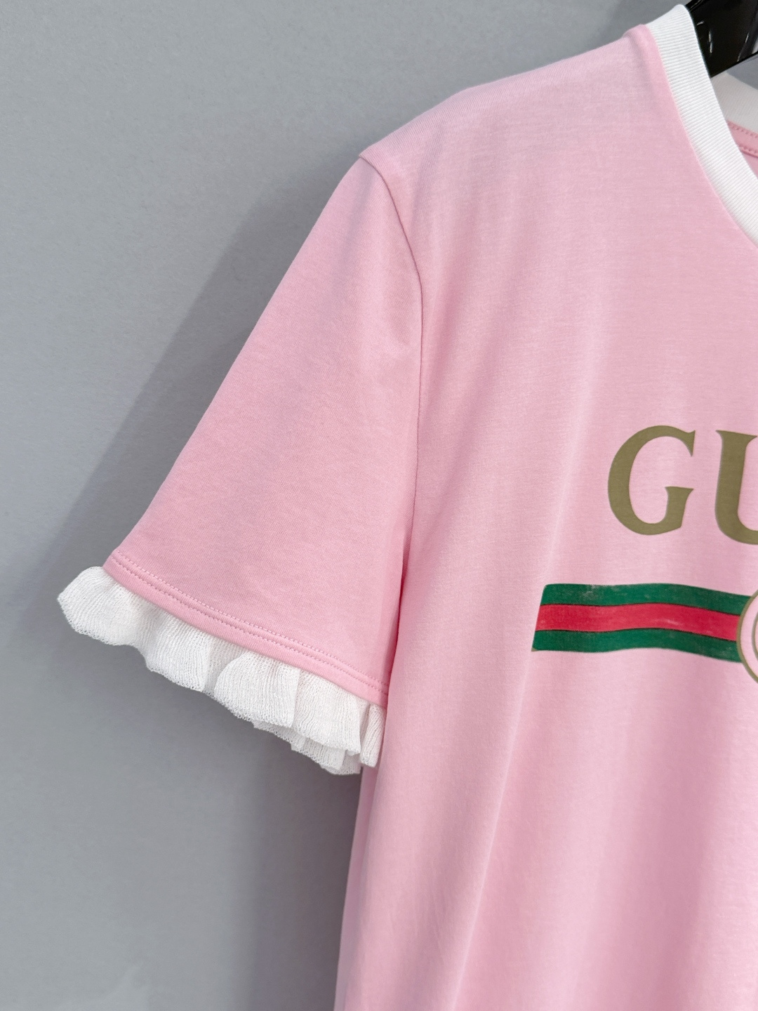 Gucci26新款红绿织带双G印花短袖T恤，有白、粉两色可选，白色款采用黑边撞色+黑色木耳边袖口设计，粉