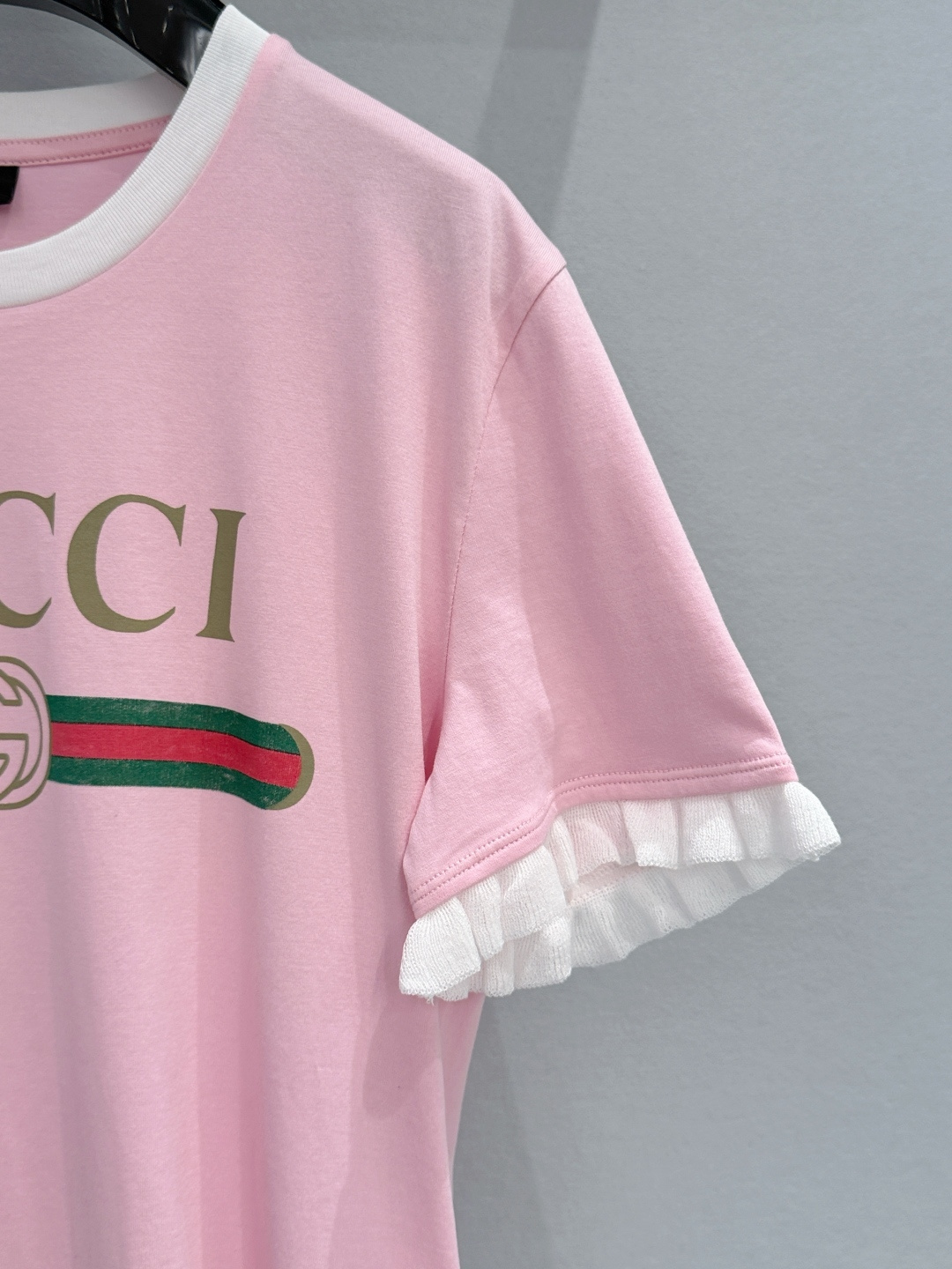 Gucci26新款红绿织带双G印花短袖T恤，有白、粉两色可选，白色款采用黑边撞色+黑色木耳边袖口设计，粉