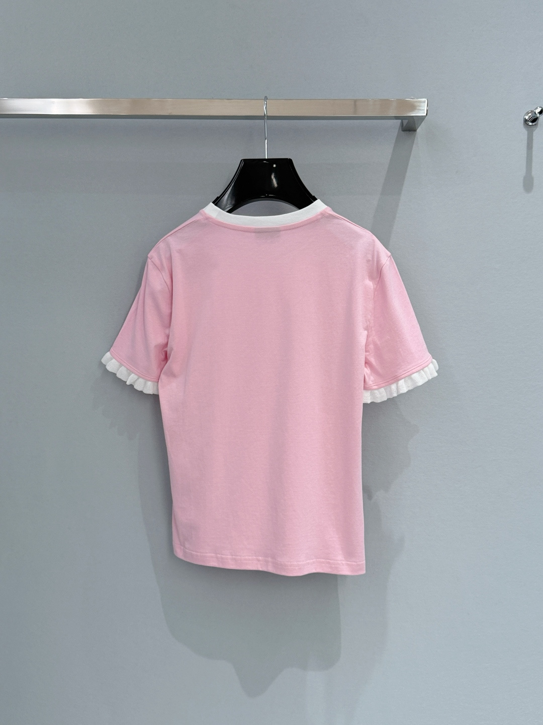 Gucci26新款红绿织带双G印花短袖T恤，有白、粉两色可选，白色款采用黑边撞色+黑色木耳边袖口设计，粉