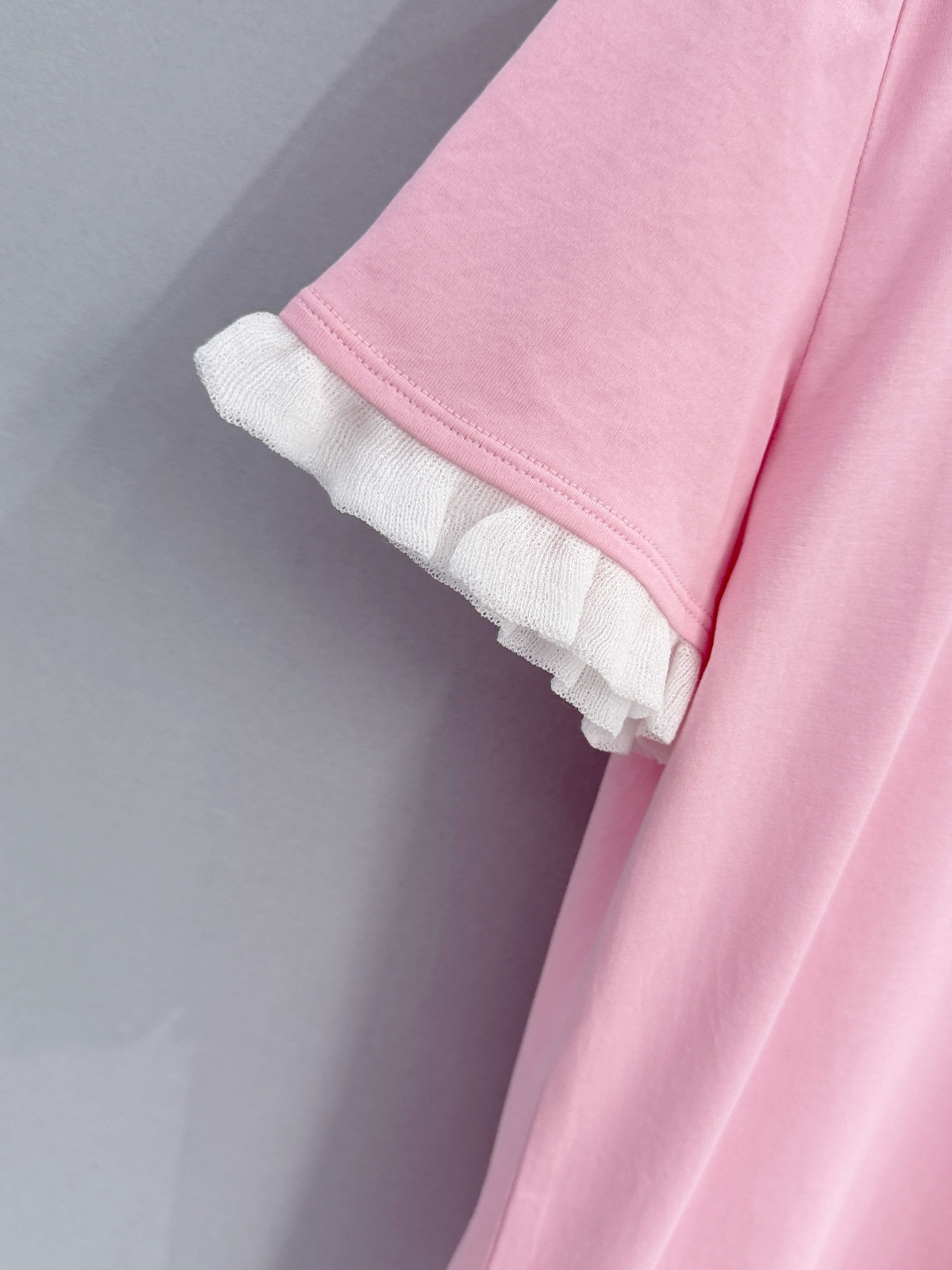 Gucci26新款红绿织带双G印花短袖T恤，有白、粉两色可选，白色款采用黑边撞色+黑色木耳边袖口设计，粉