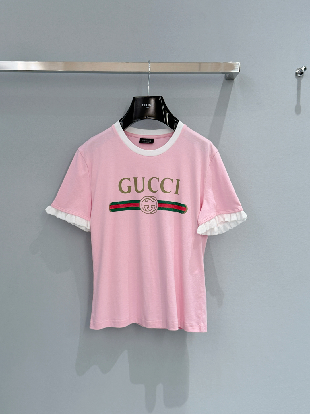 Gucci26新款红绿织带双G印花短袖T恤，有白、粉两色可选，白色款采用黑边撞色+黑色木耳边袖口设计，粉