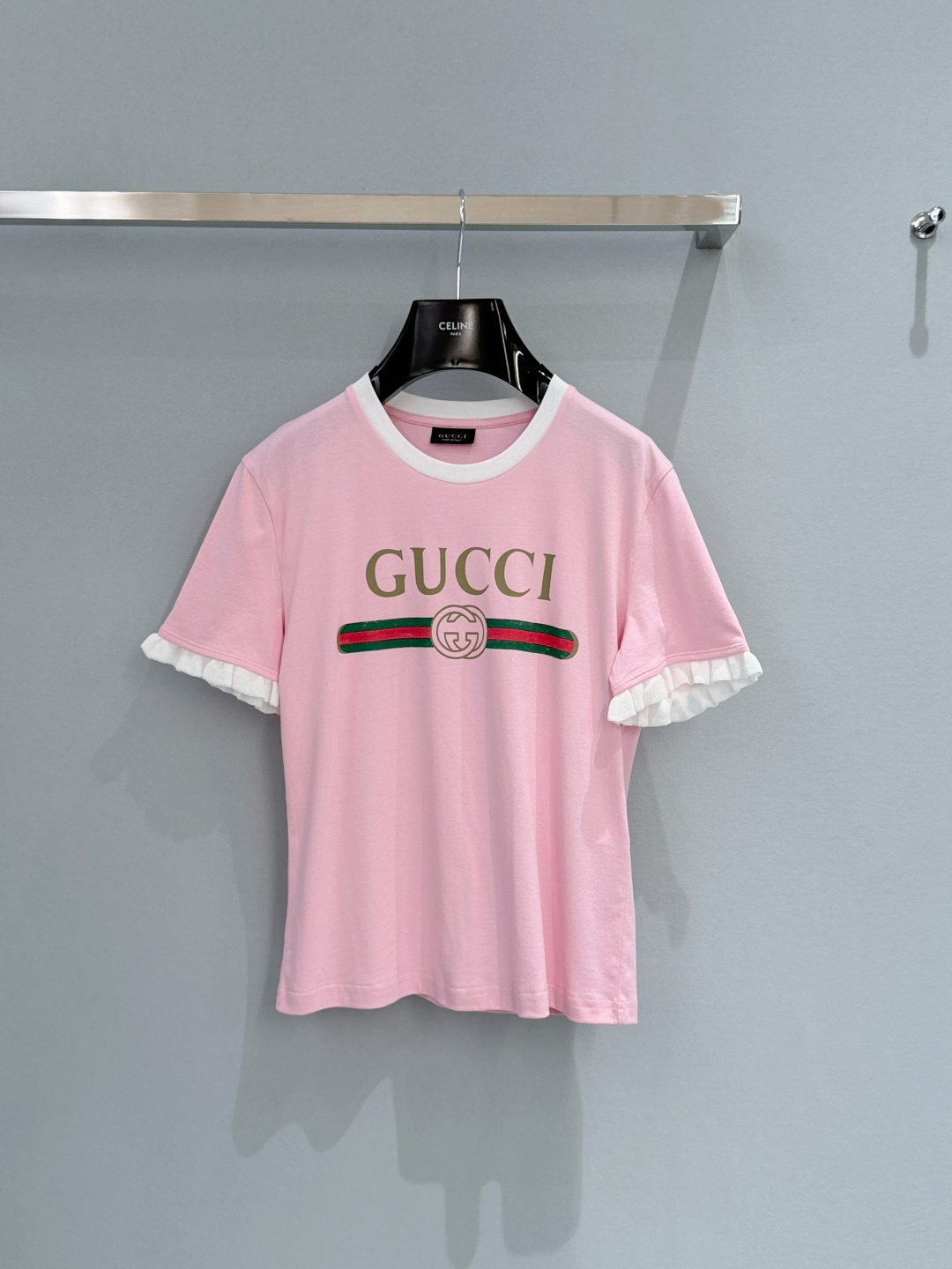 Gucci26新款红绿织带双G印花短袖T恤，有白、粉两色可选，白色款采用黑边撞色+黑色木耳边袖口设计，粉