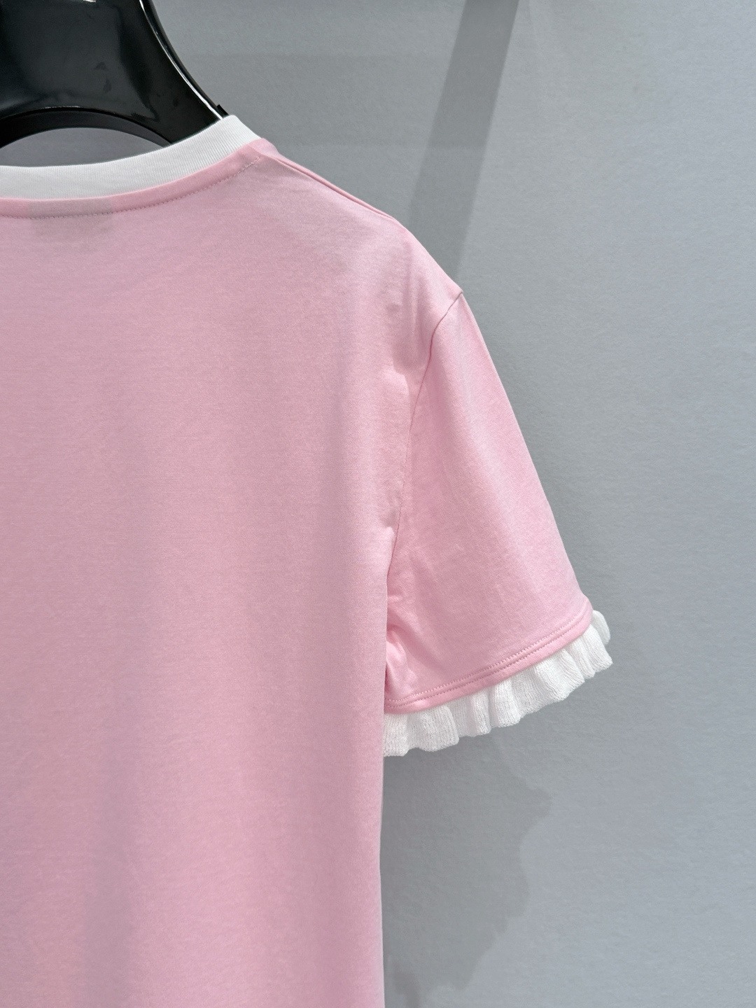 Gucci26新款红绿织带双G印花短袖T恤，有白、粉两色可选，白色款采用黑边撞色+黑色木耳边袖口设计，粉