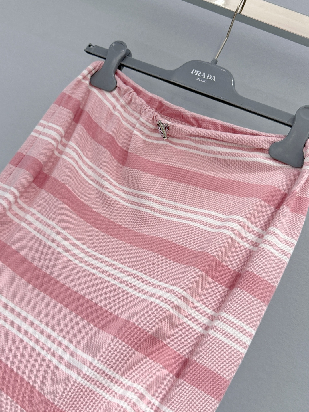 Prada 2026春夏新款粉色条纹针织套装，经典翻领Polo上衣搭配同色系半身长裙，简约的粉白条纹设计