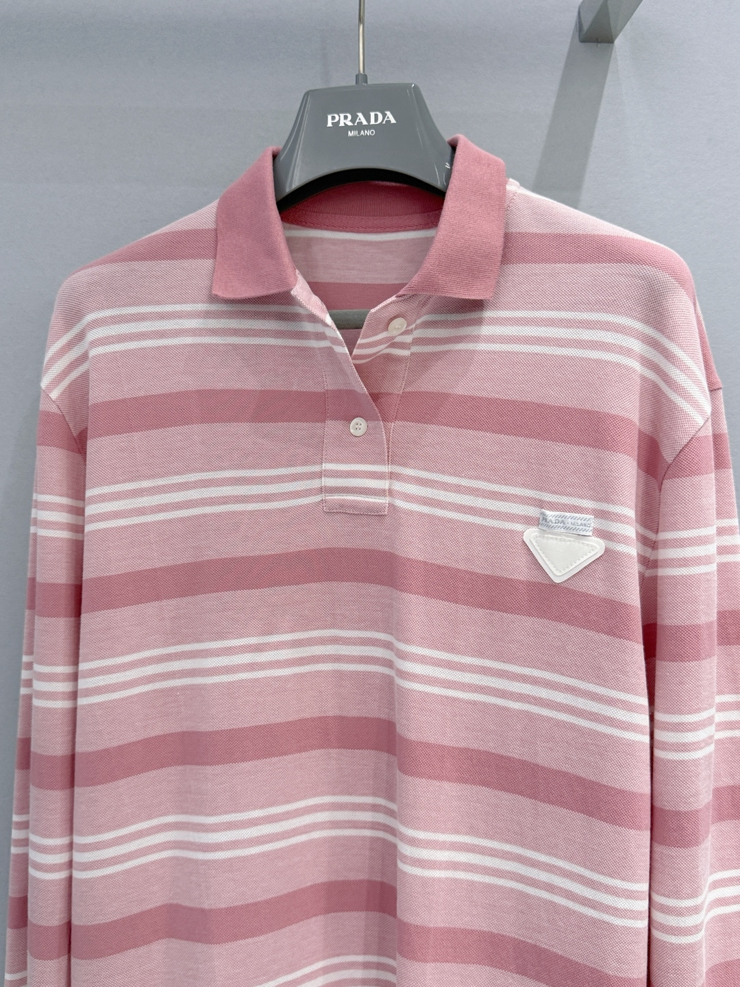 Prada 2026春夏新款粉色条纹针织套装，经典翻领Polo上衣搭配同色系半身长裙，简约的粉白条纹设计