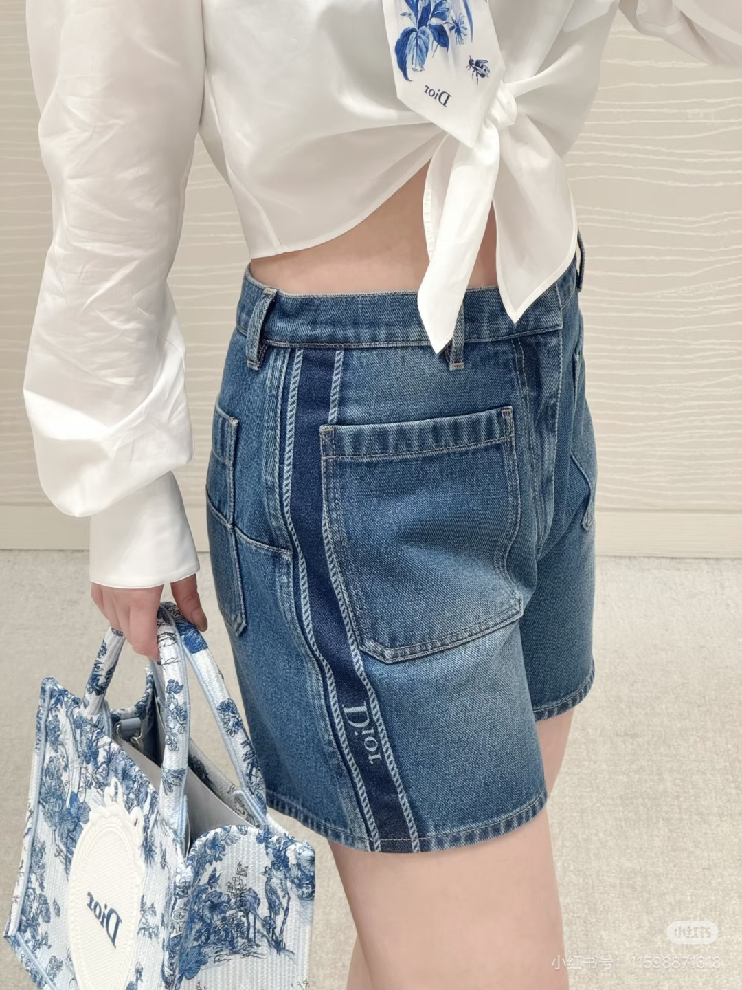 NO:934182,The Dior 26 spring and summer series launches these denim shorts with both casual style and brand recognition, using classic denim blue to interpret the casual and easy holiday style. The shorts adopt a comfortable high-waisted loose fit, combined with washed distressing technology, showing a natural retro texture, which is both body-friendly and has a lazy atmosphere. The details are full of ingenuity, including the faintly visible letter embroidery logo on the side and the eye-catching classic brown Dior on the back.  The leather brand reveals the brand identity in a low-key manner and highlights the high-end texture. The fabric is made of pure cotton, produced in Italy, which is skin-friendly and breathable, and restores the original crispness and comfort of tannin. Whether walking on the beach with a simple white T, or attending a summer party with a delicate top, these shorts can make you feel relaxed and comfortable, and effortlessly fashionable. Size 36.38.40, dior, shorts,19860909Dior 26 春夏系列推出这款兼具休闲格调与品牌辨识度的牛仔短裤,以经典的丹宁蓝调诠释随性洒脱的度假风情.短裤采用舒适的高腰宽松版型,结合水洗做旧工艺,呈现出自然复古的质感,既包容身形又自带慵懒氛围.细节处尽显匠心侧边隐约可见的字母刺绣标识,以及背面醒目的经典棕色 Dior 皮牌,低调中流露品牌身份,彰显高级质感.面料甄选 纯棉材质,产自意大利,亲肤透气,还原丹宁原汁原味的挺括与舒适.无论是搭配简约白 T 漫步海滩,还是与精致上衣组合出席夏日派对,这条短裤都能让你在清爽惬意中,轻松拿捏毫不费力的时髦态度.尺码36.38.40,,dior,shorts,,Women's clothing
