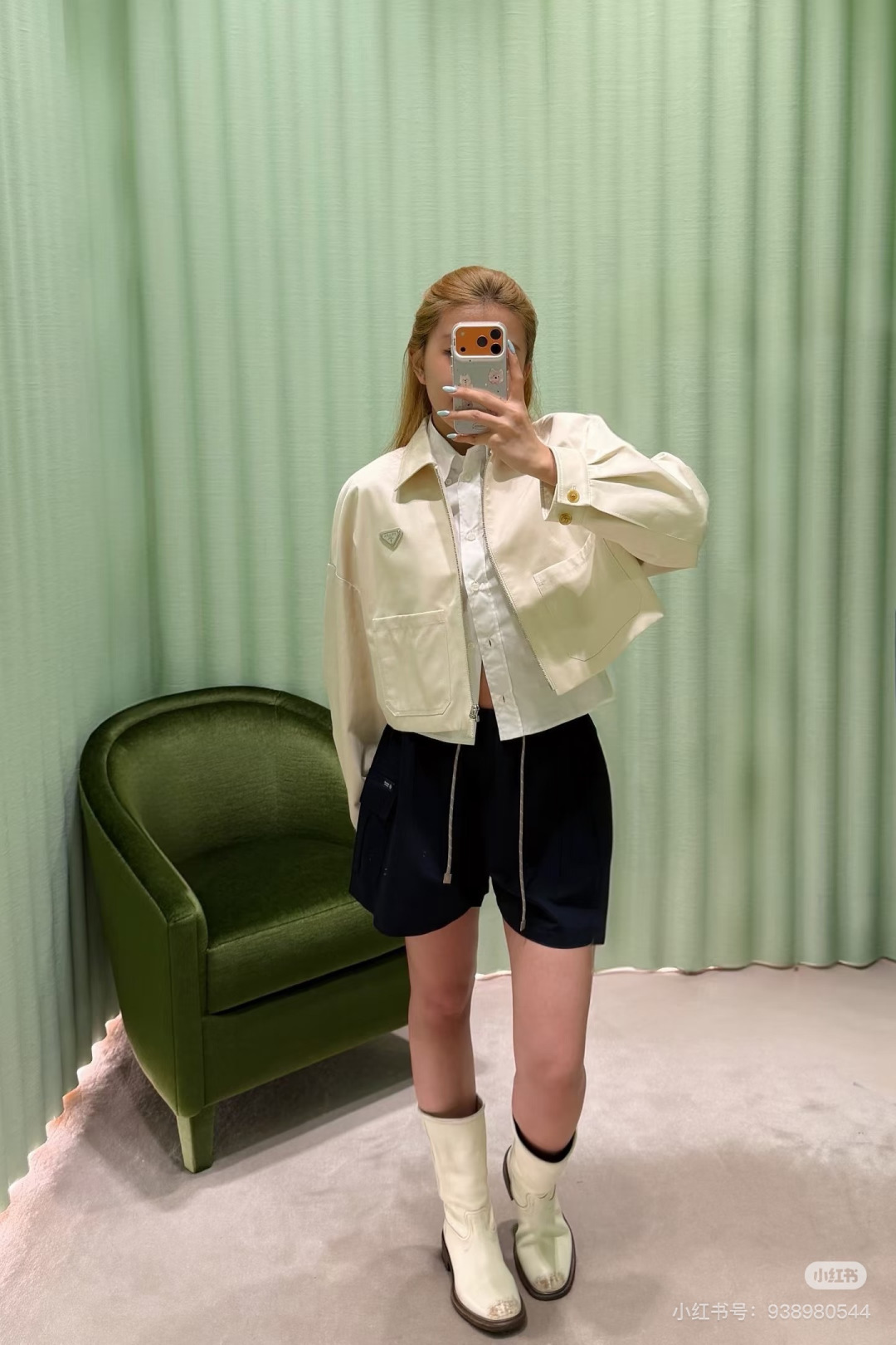 NO:911846,Prada  26 new black cargo shorts, reshape urban leisure aesthetics with a neat silhouette ~ elastic waistband with off-white contrasting drawstring (the rope body is embellished with brand signature details), injecting a touch of softness into the coolness; large three-dimensional patch pockets on the front  + Hidden pockets on the side combine practical functions with style. The small patch pocket on the back adds exquisite details. The overall cut is loose and drapey, exuding a casual aura when walking. Selected 75 virgin sheep wool + 25 mohair blended fabrics for a tactile feel.  It is soft and skin-friendly with a slight stiffness. It is lined with regenerated cupro fiber, which is breathable, skin-friendly and environmentally friendly. It can be worn in all seasons with both texture and comfort. Whether it is paired with a regenerated nylon vest from the same series to create a modern suit, or paired with a simple white T-shirt or a knitted sweater to switch to daily casual style, it can be effortlessly fashionable, allowing you to firmly grasp the elegance and comfort of a Prada girl in the urban rhythm. Sizes SML, prada, shorts,19860909Prada 26新款黑色工装短裤,以利落廓形重塑都市休闲美学～松紧腰头搭配米白撞色抽绳（绳身缀有品牌标志性细节）,在酷感中注入一丝柔和辨识度；正面立体大贴袋+侧边隐藏口袋,兼具实用机能与造型层次,后侧小贴袋更添精致细节,整体剪裁宽松垂坠,行走间流露随性气场.甄选75初剪绵羊毛+25马海毛混纺面料,触感软糯亲肤且自带微挺括度,内里搭配再生铜氨纤维,透气亲肤又环保,四季穿搭皆能兼顾质感与舒适.无论是搭配同系列再生尼龙背心打造摩登套装,还是配简约白T、针织衫切换日常休闲风,它都能以毫不费力的时髦姿态,让你在都市节奏里,稳稳拿捏Prada女孩的优雅与自在.尺码SML,,prada,shorts,,Women's clothing