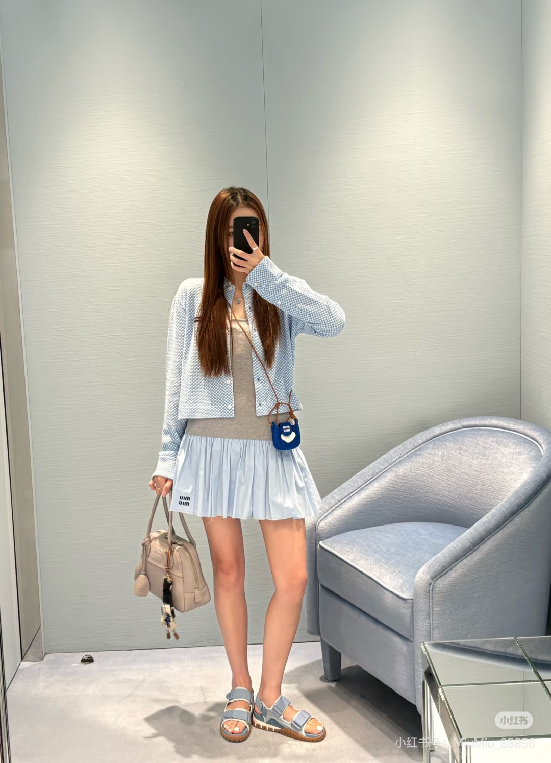 NO:934886,Miu Miu 26's new blue and white houndstooth shirt combines the refreshingness of 'sea salt sparkling water' with the playfulness of 'college girl'~ The light mist blue background is covered with fine white dots, like the clear summer sky crushed into stitches, visually cooling down by 5 degrees!  Classic lapel + single-breasted design, neat and a little lazy, the two off-white buttons on the cuffs are a subtle finishing touch, and when the sleeves are rolled up, the wrists are exposed, and even the movements become light ~ Black leather Miu on the left chest  The Miu logo is a low-key luxury code. It is unobtrusive but can be recognized at a glance. The fabric is soft, waxy and breathable cotton blend (the label shows cotton/viscose fiber blend). The close-fitting dress looks like being blown by the breeze. Wearing it alone in spring and summer is like an 'artistic school girl'. Pair it with suspenders and a suit jacket to instantly become 'urban and sophisticated'. You can even wear it with jeans to look 'French casual'~  The loose fit covers the flesh and makes you look slimmer, the tuck-in corner makes a small person look taller, and the pear-shaped figure hides the width of the hips. This one piece can give you the 'atmosphere' in all occasions!  Wearing it, even walking with the gentleness of sea salt ~ Size SML,,miumiu,jeans,jackets & coats,shirts,business suit,19860909Miu Miu 26新款蓝白千鸟格衬衫,把“海盐气泡水”的清爽和“学院少女”的俏皮缝在了一起～ 浅雾蓝底上铺满细密白点,像把夏日晴空揉碎成针脚,视觉上瞬间降温5度！经典翻领+单排扣设计,利落中带点慵懒,袖口那两颗米白纽扣悄悄点睛,卷起袖子时露出手腕,连动作都变得轻盈～ 左胸黑色皮质Miu Miu标是低调的奢华暗号,不张扬却一眼被识货～面料是软糯透气的棉混纺（标签显示棉/粘胶纤维混纺）,贴身穿像被微风拂过,春夏单穿是“文艺学姐”,内搭吊带+西装外套秒变“都市轻熟”,甚至配牛仔裤都能穿出“法式随性”～ 宽松版型遮肉显瘦,小个子塞衣角显高,梨形身材藏胯宽,一件承包你所有场合的“氛围感”！穿上它,连走路都带着海盐味的温柔～尺码SML,,miumiu,jeans,jackets & coats,shirts,business suit,,Women's clothing