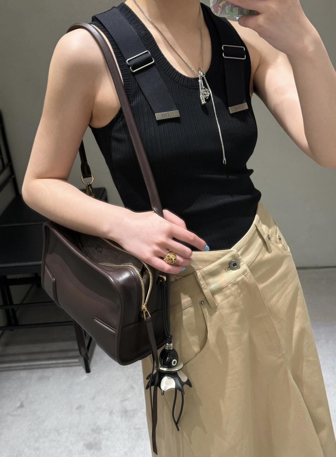 NO:924887,Loewe's 26 spring and summer 'minimalist rebellious aesthetics' is here ~ This black and white two-color ribbed vest combines 'high-end cold style' and 'sweet and cool personality' into a walking fashion statement!  The main fabric is 97 cotton + 3 spandex, which feels soft and skin-friendly with a little elasticity. It feels like being held up by clouds when worn close to the body, breathable and not sweaty; the decorative belt is 99 cotton + 1 polyester fiber, and the shoulder strap design with metal square buckle is the soul - asymmetrical double buckles + neat lines, instantly breaking the monotony of the basic model, adding a bit of 'deconstructive' avant-garde feeling, both sweet and cool girls and minimalists can be attracted by one click; U-shaped collar + slim tailoring, exquisite  It accurately outlines the shoulder and neck lines, hides the flesh and looks slimming, and the hem is slightly gathered but not tight. Wear it alone with high-waisted pants for a 'casual commuting style'. When layered under a shirt/jacket, it instantly becomes a 'layered weapon'. From cafes to art exhibitions, one piece can be 'effortlessly fashionable' for the entire spring and summer; black and white are classic and versatile, white is pure and gentle, black is cool and eye-catching, now available in S/M/L sizes, loewe, jackets  & coats,shirts,19860909Loewe 26春夏的“极简叛逆美学”来了～这款黑白双色罗纹背心,把“高级冷淡风”和“甜酷小个性”揉成了行走的时尚宣言！主面料97棉+3氨纶,触感软糯亲肤又带点微弹,贴身穿像被云朵托住,透气不闷汗；装饰带99棉+1聚酯纤维,搭配金属方扣的肩带设计是灵魂——不对称双扣+利落线条,瞬间打破基础款的单调,添了几分“解构主义”的先锋感,甜酷女孩&极简主义者都能一键心动；U型领+修身剪裁,精准勾勒肩颈线条,藏肉显瘦一流,下摆微收却不紧绷,单穿配高腰裤是“随性通勤风”,叠穿在衬衫/外套里又秒变“层次感利器”,从咖啡馆到艺术展,一件就能承包整个春夏的“不费力时髦”；黑白双色经典百搭,白色纯净温柔,黑色酷飒吸睛,现售S/M/L码,,loewe,jackets & coats,shirts,,Women's clothing