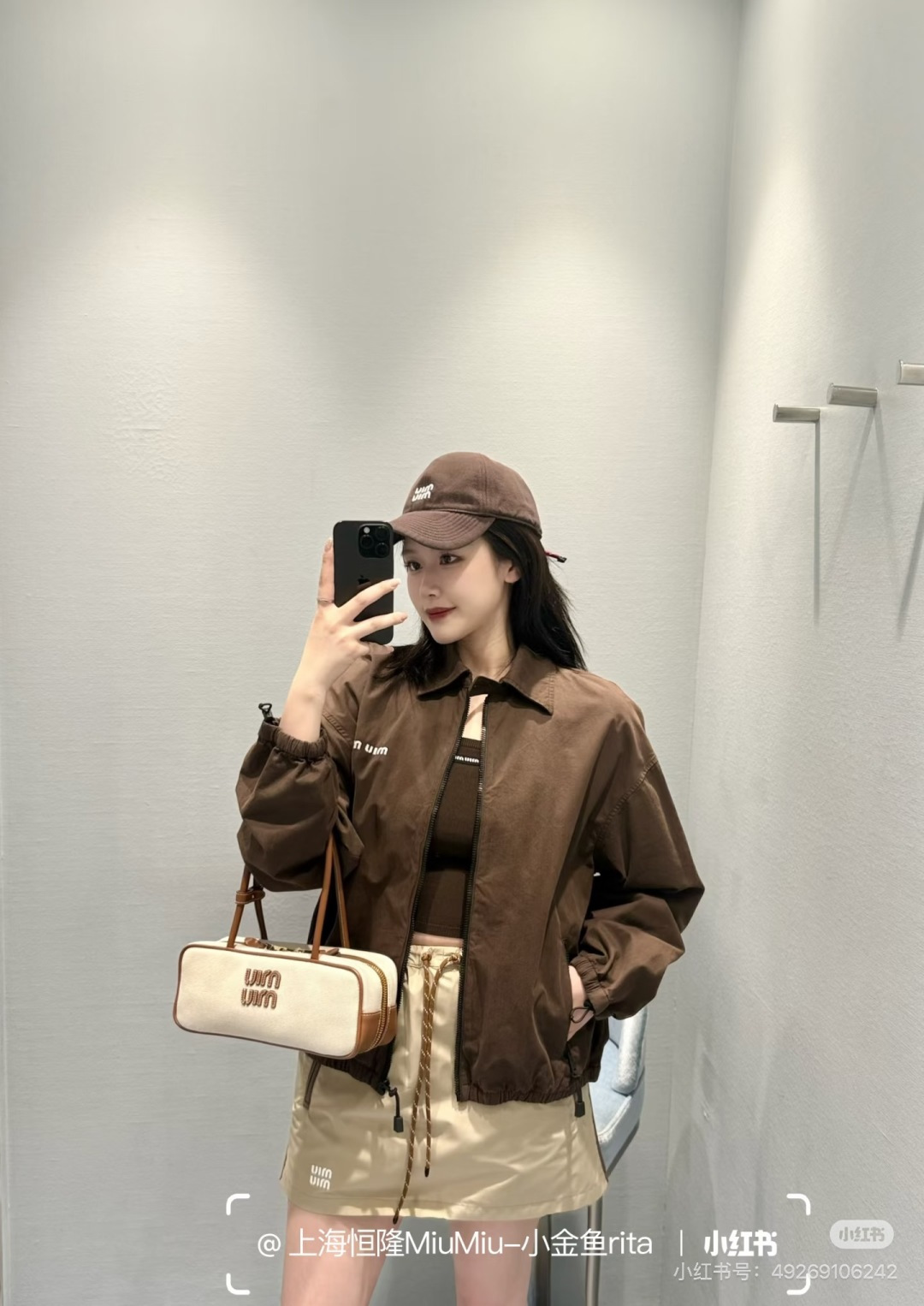 NO:958628,Miu Miu 26's new dark brown sports and leisure suits are simply the most eye-catching sweet and cool ceiling on the streets in autumn and winter. People can't help but be excited at one glance!  The rich retro dark brown color has a high-end texture. The top is a neat and casual lapel zipper jacket, with exquisite white 'MIU' emblazoned on the chest.  'MIU' embroidery, paired with a cool black zipper and hem drawstring design, making it easy to create a lazy and fashionable silhouette; the elastic waist shorts of the same color on the lower body are even more playful, the zipper pockets on both sides echo the brand embroidery on the trouser legs, and the skin-friendly and breathable pure cotton fabric directly maximizes comfort and style!  The whole outfit perfectly blends functional style with girly feel. You don’t have to worry about matching it to create an effortless rich family atmosphere. Whether it is a daily outing or a weekend vacation, it can make you full of energy and turn heads. It is really a must-have treasure set in your wardrobe and will make you look beautiful all season long!  Size SML,,miumiu,shorts,jackets & coats,19860909Miu Miu 26新款深棕色运动休闲套装简直是秋冬街头最吸睛的甜酷天花板,让人看一眼就忍不住心动呀！ 浓郁复古的深棕色系自带高级质感,上衣是利落又随性的翻领拉链夹克,胸前点缀着精致的白色“MIU MIU”刺绣,搭配酷感十足的黑色拉链与下摆抽绳设计,轻松拿捏慵懒又时髦的廓形；下半身的同色系松紧腰短裤更是俏皮满分,双侧拉链口袋与裤腿的品牌刺绣遥相呼应,加上纯棉的亲肤透气面料,舒适度和造型感直接拉满！整套穿搭将机能风与少女感完美融合,不用费心搭配就能轻松营造出毫不费力的富家千金氛围感,无论是日常出街还是周末度假,都能让你元气满满、回头率爆表,真的是衣橱里必备的宝藏套装,带你美翻整个季节！尺码SML,,miumiu,shorts,jackets & coats,,Women's clothing