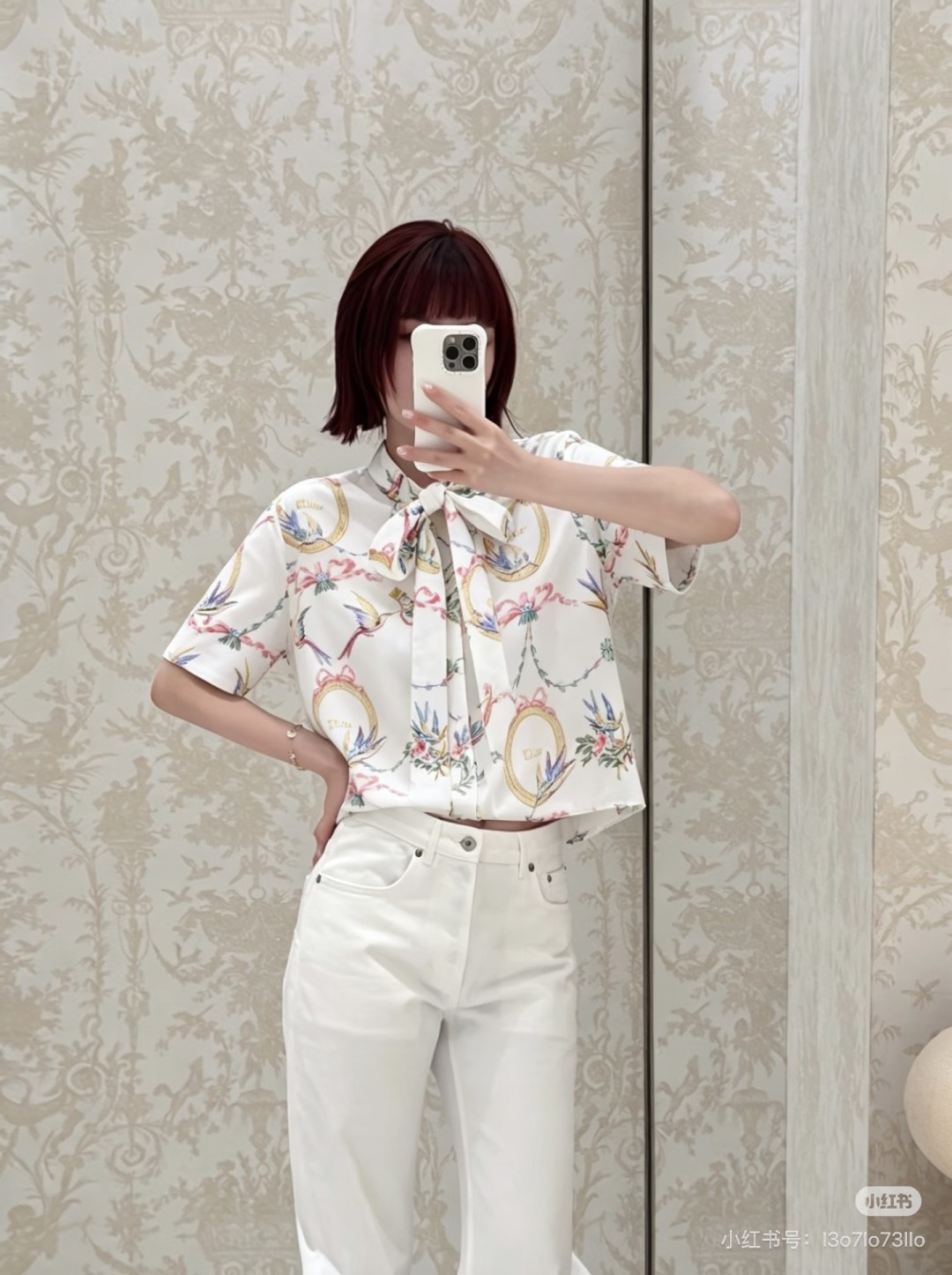 NO:958582,dior26new Chinese Valentine's Day limited new watercolor flower and bird streamer shirt stand-up collar floating rope lace design allows you to freely switch between French elegant and exquisite outfits. The bow oval printing element perfectly interprets the brand's unique elegant style ~ Exclusively customized imported yb cotton material, authentic  The shoulder is slightly wide and the upper body is not tight, and the length is not tight on the body. The soft hummingbird garland is printed all over, which is gentle and high-end. The bow tie design is full of atmosphere ~ a versatile and versatile item that can be easily adapted to different scenes ~ 1:1 awesome version, the latest item for early autumn, look out for the exclusive high version  SML,,dior,shirts,19860909dior26new七夕限定新款水彩花鸟飘带衬衫立领飘绳系带设计自由切换法式优雅精致穿搭,蝴蝶结椭圆印花元素,完美诠释品牌独有的优雅风格～独家定制进口yb棉材质,正肩微阔版型上身不紧绷,长度不压个子,柔调蜂鸟花环满印温柔又高级,领结设计氛围拉满～万能百搭单品,适配不同场景轻松驾驭～1:1超赞版型,早秋最新单品,认准独家高版本 SML,,dior,shirts,,Women's clothing
