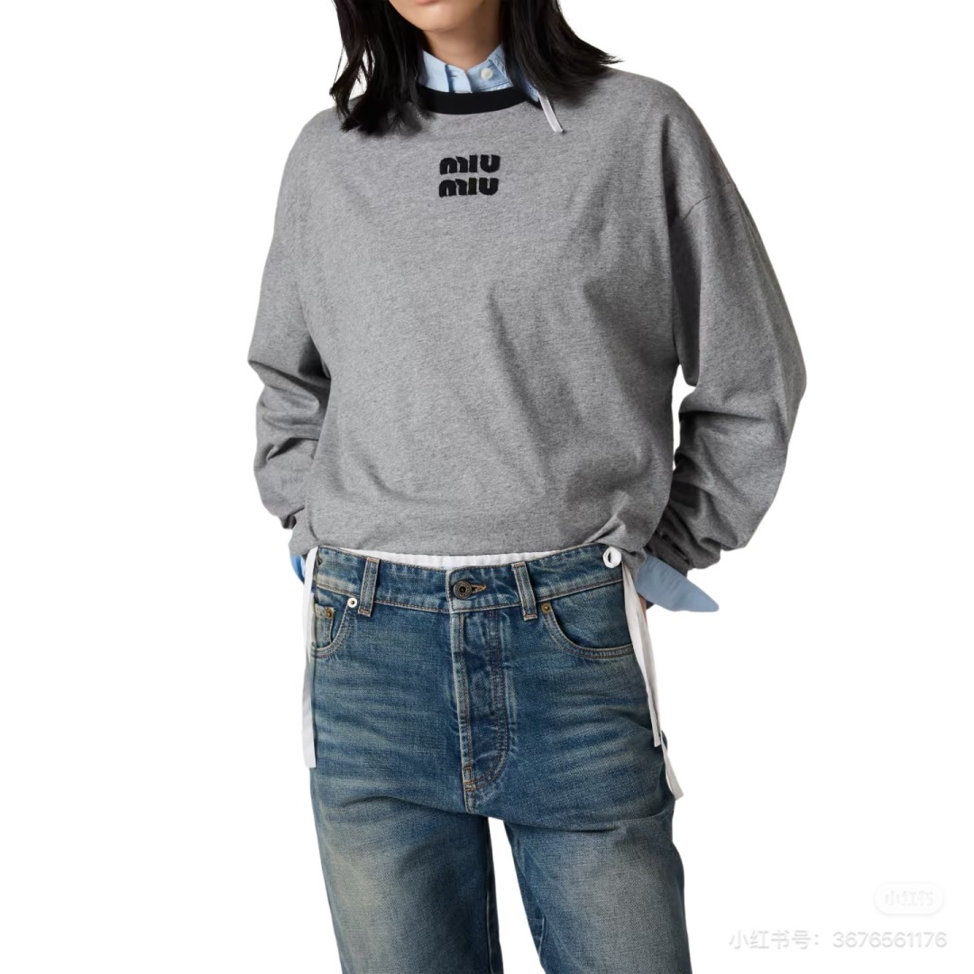 NO:956449,Miu Miu 26 new gray long-sleeved T-shirt, with classic and high-end heather gray tones as the main axis, can easily create a casual and lazy street atmosphere. The neckline adopts a striking black contrast ribbed design, which cleverly adds visual layering and retro sports atmosphere to the simplicity; the chest is embellished with exquisite three-dimensional black Miu  The Miu letter embroidery logo shows the recognition of big brands and ingenious details in a low-key manner. There is a clear brand logo on the inside of the collar, combined with the pure cotton material confirmed by the wash mark, which is soft and skin-friendly, bringing excellent wearing comfort and breathability. The overall loose and comfortable fit is good for the body.  It is extremely tolerant. Whether it is worn alone with jeans or overalls, or worn as a layered jacket, it can perfectly interpret the fashionable style that is both sweet and cool. It is an essential basic wardrobe item that is indispensable for daily outings.,,miumiu,jeans,jackets  & coats,tees,t-shirt,19860909Miu Miu 26新款灰色长袖T恤,以经典高级的麻灰色调为主轴,轻松拿捏随性慵懒的街头氛围.领口采用醒目的黑色撞色罗纹包边设计,在简约中巧妙增添视觉层次与复古运动气息；胸前点缀精致的立体黑色Miu Miu字母刺绣Logo,低调中尽显大牌辨识度与匠心细节.衣领内侧带有清晰的品牌标识,结合水洗标确认的纯棉材质,触感柔软亲肤,带来绝佳的穿着舒适度与透气性.整体宽松舒适的版型对身材包容度极高,无论是单穿搭配牛仔裤、工装裤,还是作为内搭叠穿外套,都能完美演绎甜酷兼具的时髦风格,是日常出街不可或缺的衣橱必备基础单品.,,miumiu,jeans,jackets & coats,tees，t-shirt,,Women's clothing