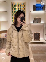 Louis Vuitto*n Nouvelle veste en coton à capuche à manches longues en relief de style automne et hiver de Louis Vuitton, motif de logo de marque classique intégral, ourlet de manche à bande élastique élastique, conception de fermeture à glissière sur patte, coupe décontractée, même taille pour hommes et femmes, taille S M L XL 1 Louis Vuitto*n Nouvelle veste en coton à capuche à manches longues en relief de style automne et hiver de Louis Vuitton, motif de logo de marque classique intégral, ourlet de manche à bande élastique élastique, conception de fermeture à glissière sur patte, coupe décontractée, même taille pour hommes et femmes, taille S M L XL
