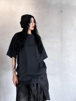 BALENCIAGA printemps et été nouveau style T-shirt à manches courtes col rond tricoté, détails de trous sur le col, les manches et l'ourlet, design épuré sur le devant, imprimé en cuir noir au dos, coupe ample, même taille pour homme et femme, S M L XL 1 BALENCIAGA printemps et été nouveau style T-shirt à manches courtes col rond tricoté, détails de trous sur le col, les manches et l’ourlet, design épuré sur le devant, imprimé en cuir noir au dos, coupe ample, même taille pour homme et femme, S M L XL