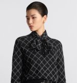 Dio* 24🆕❤️~Nouveau pull à manches longues tricoté en jacquard de diamants pour le début de l'automne, version exclusive haut de gamme ! Noeud papillon orné d'un motif jacquard de diamants, c'est une collision parfaite entre classique et moderne Le motif exquis et délicat est aussi agréable à porter ! l'œil comme une œuvre d'art. Chaque point et chaque fil révèle l'ingéniosité de Dior. Fortement recommandé ! Numéro de code : SML 1 Dio* 24🆕❤️~Nouveau pull à manches longues tricoté en jacquard de diamants pour le début de l’automne, version exclusive haut de gamme ! Noeud papillon orné d’un motif jacquard de diamants, c’est une collision parfaite entre classique et moderne Le motif exquis et délicat est aussi agréable à porter ! l’œil comme une œuvre d’art. Chaque point et chaque fil révèle l’ingéniosité de Dior. Fortement recommandé ! Numéro de code : SML