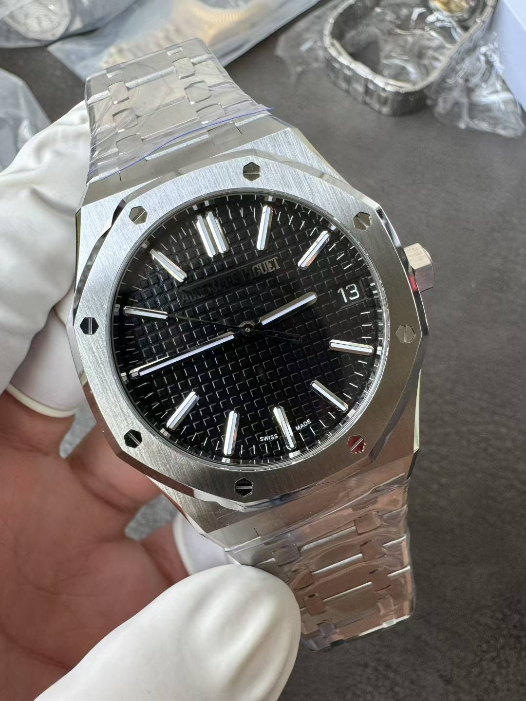 NO:384006,The TO factory's cardless movement is shocking!  Audemars Piguet 15510 Royal Oak Machinery Watch, 1: The CAL.4302 movement is equipped with, which is manufactured by the top movement factory in Dandong, China, 1:1, 1-year mold opening, and is extremely exquisite!  2: Compared with the original version, the edges and edges of the ring and the edges of the shell are in a straight line, and the grooves on the ring are clearly parallel to the screw edges. 3: The strap is thinner than the previous model, and the wire-brushed dividing line is clear. The entire strap is smooth and fits the wrist perfectly to present the characteristics of softness in the steel!  4: The blue surface texture is three-dimensional and clear, and the color is very close to the original version. The luminous color of the zip nail is very bright to the original version!  Friends who modify carbon fiber shells do not need to order the surface separately!  5: The needle is also from a large factory, with a bright and stylish piece of paper, absolutely solid needle rod!  !  !  ,,audemars19860909TO厂无卡度机芯震撼呈现！ 爱彼15510皇家橡树机械腕表, 1:搭载的CAL.4302机芯,是国内丹东顶尖机芯厂耗时三年1:1开模制造,堪称精美绝伦！ 2:表壳比照正版做到圈口棱角线和壳身棱角线成一条直线,圈口上的凹槽六角清晰与螺丝边线成平行. 3:表带要比之前型号的更薄,拉丝抛光分界线清晰,整条表带柔顺贴腕完美呈现了钢中带柔的特点！ 4:蓝色表面纹理立体清晰,颜色与原版也非常的接近,字钉夜光颜色对正版非常亮！改装碳纤壳的朋友也不需要另外再订表面！ 5:表针也是出自大厂,批花光亮有型,绝对的实心针杆！！！,,audemars,Watch