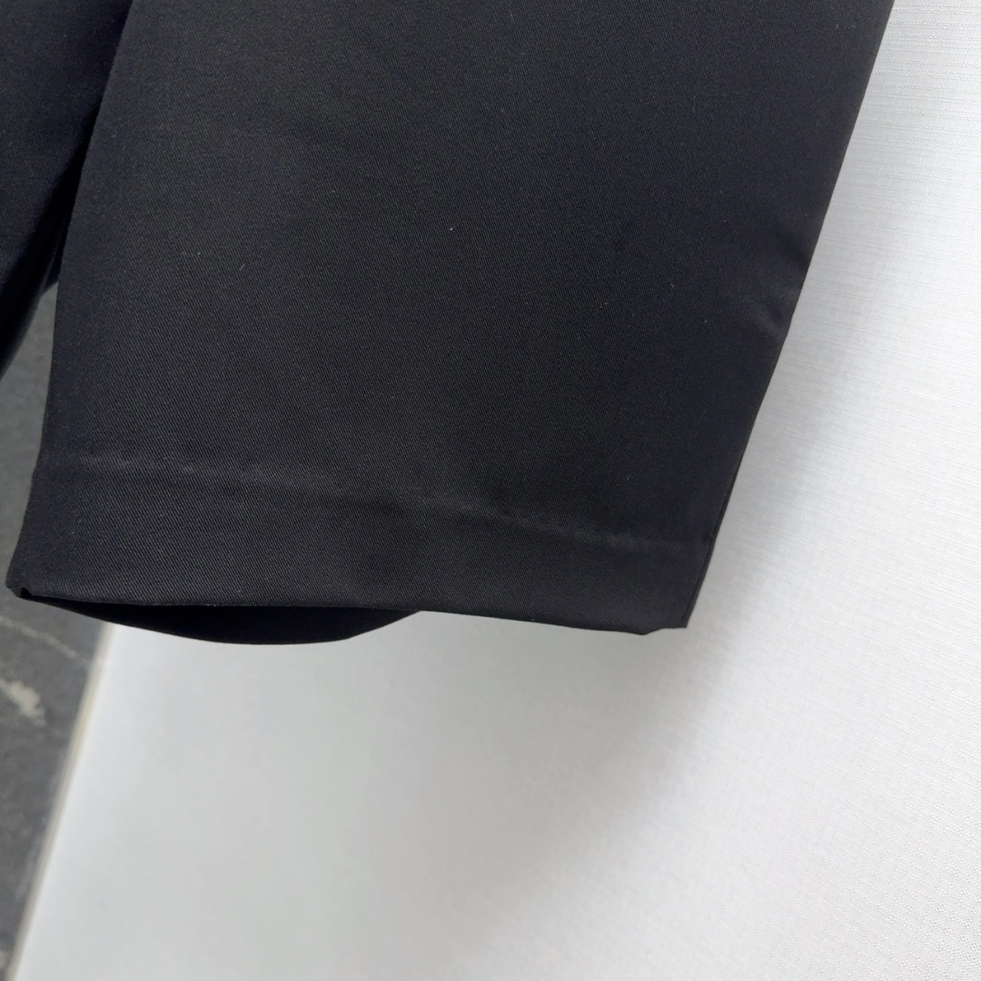 Stylish VLTN Suit with V-Button Belts and Black Trousers: Perfect for Any Occasion - 图片 6