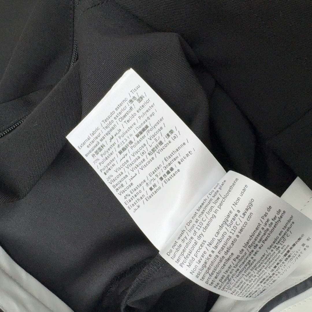 Stylish VLTN Suit with V-Button Belts and Black Trousers: Perfect for Any Occasion - 图片 8