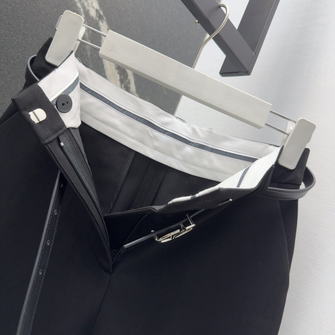 Stylish VLTN Suit with V-Button Belts and Black Trousers: Perfect for Any Occasion - 图片 7