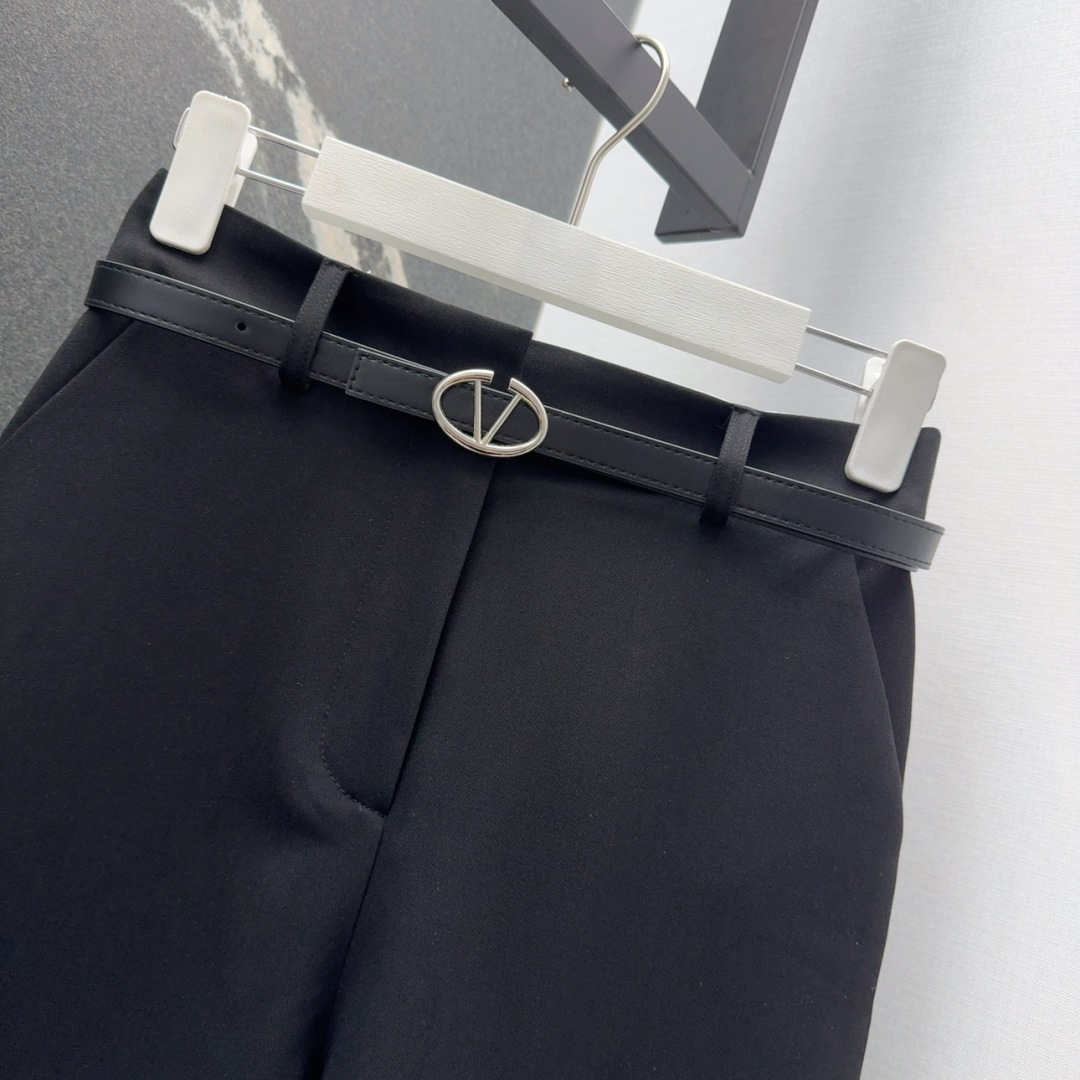 Stylish VLTN Suit with V-Button Belts and Black Trousers: Perfect for Any Occasion - 图片 3