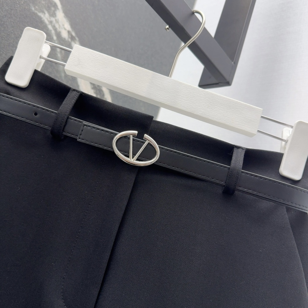 Stylish VLTN Suit with V-Button Belts and Black Trousers: Perfect for Any Occasion - 图片 4