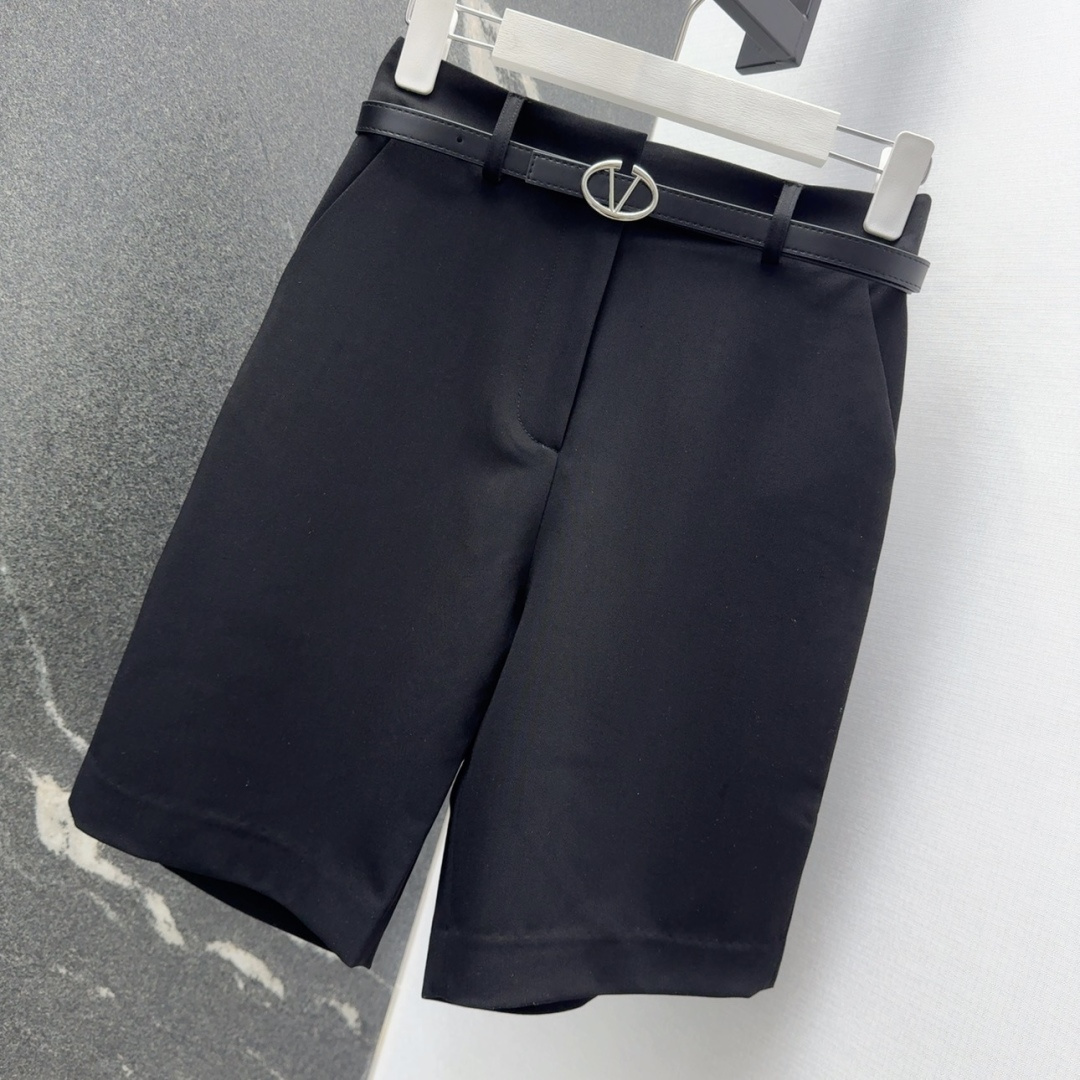 Stylish VLTN Suit with V-Button Belts and Black Trousers: Perfect for Any Occasion - 图片 2