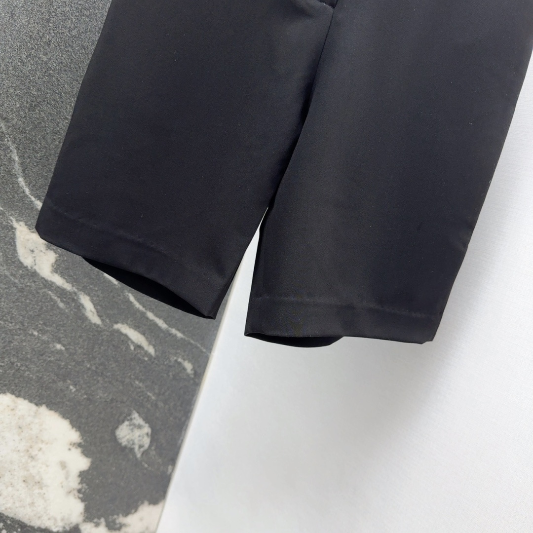 Stylish VLTN Suit with V-Button Belts and Black Trousers: Perfect for Any Occasion - 图片 5