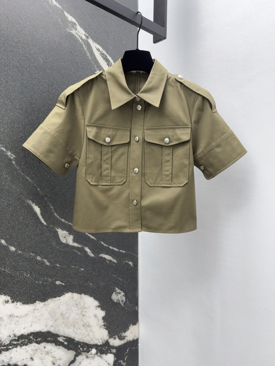 Spring/Summer 25SS Women’s Clothing: Qucchi Green Suit with Short Sleeved Shirt and Skirt - 图片 2