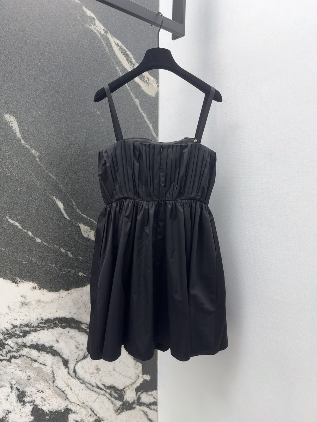 High-Quality Silk-Cotton Dress: Classic Black System with Stylish Hardware Fitting - 图片 9