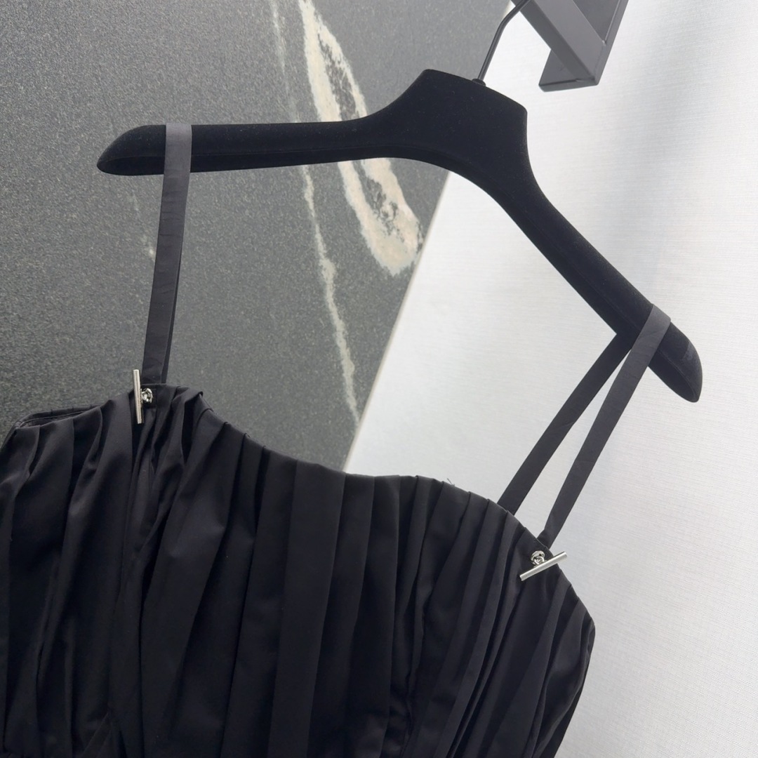 High-Quality Silk-Cotton Dress: Classic Black System with Stylish Hardware Fitting - 图片 4
