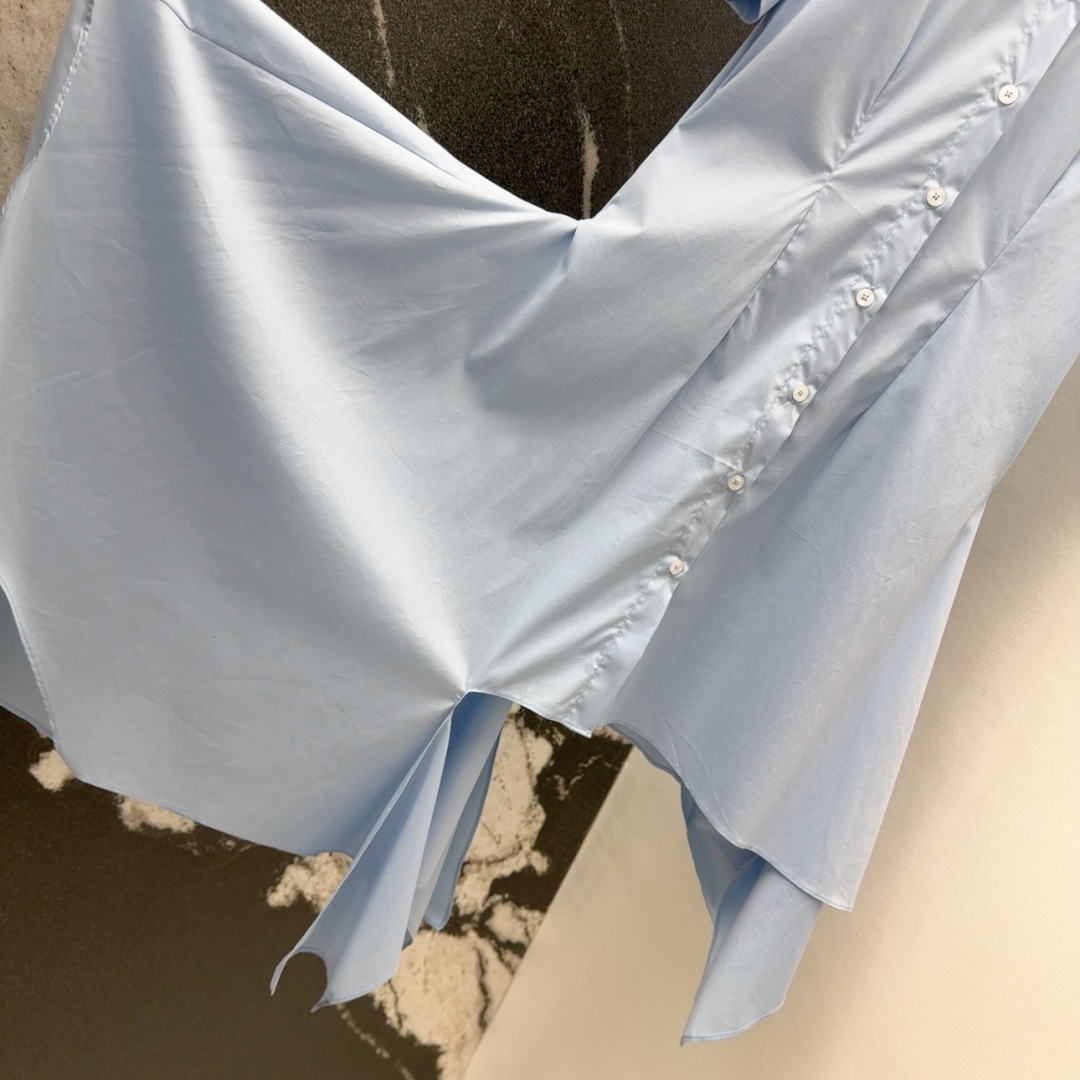 “MCQ 25SS Spring Summer Female Suit: Irregular Cut-Out Dress & Badge Shirt” - 图片 7