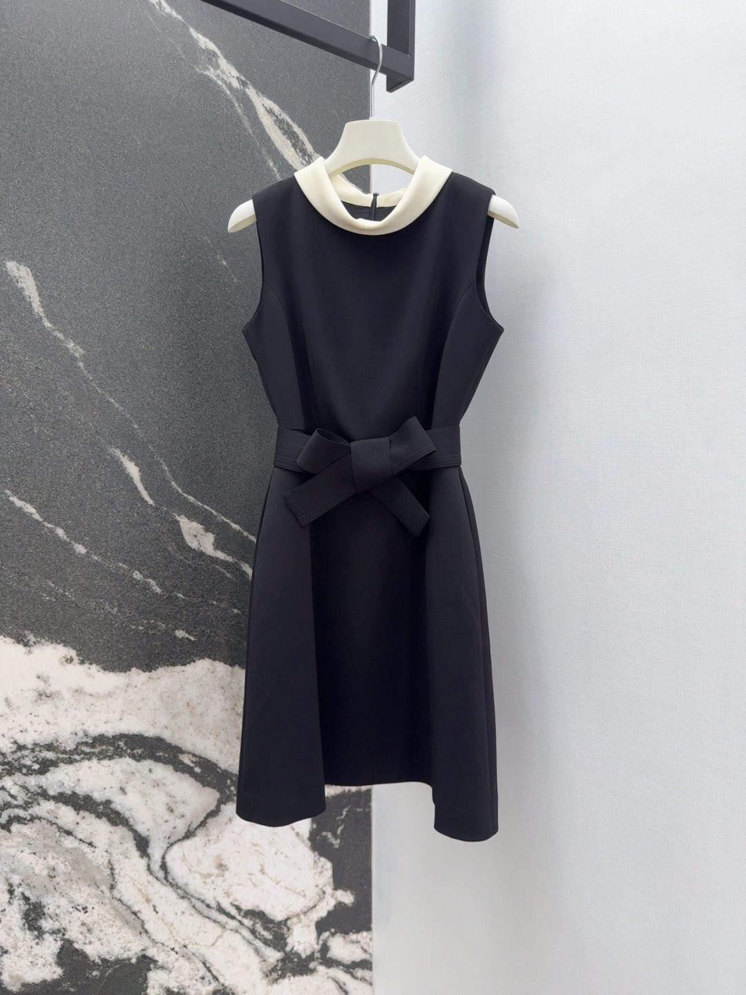 “French-Style Hepburn Collar Dress: Elegant Design for Daily Commuting in Three Colors”