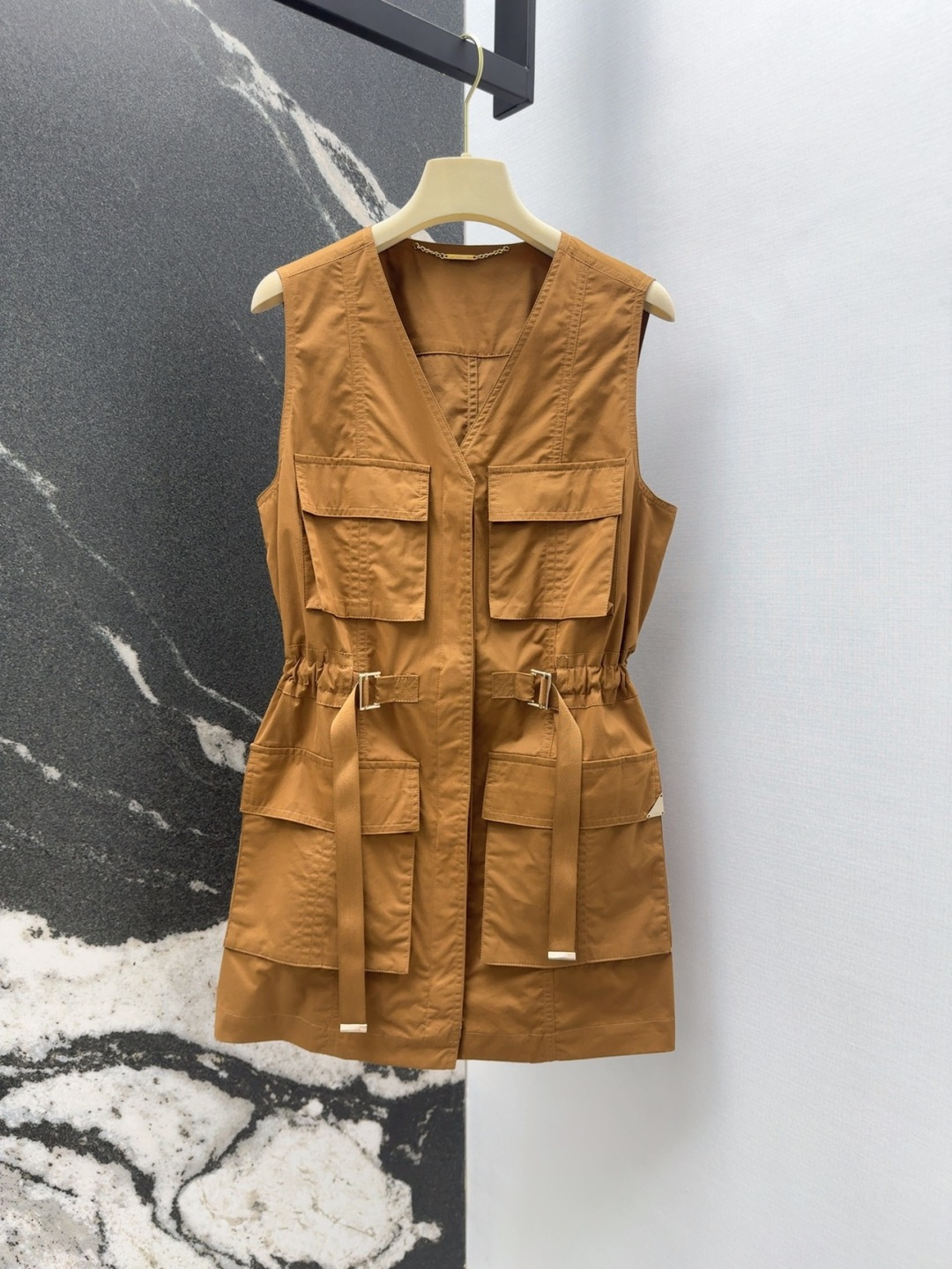 Spring/Summer 2025 Feminine Suit Collection: Stylish, Deconstructivist, High-End Designs Highlighting Waistline, Retro-Chic Leisure Wear. - 图片 1