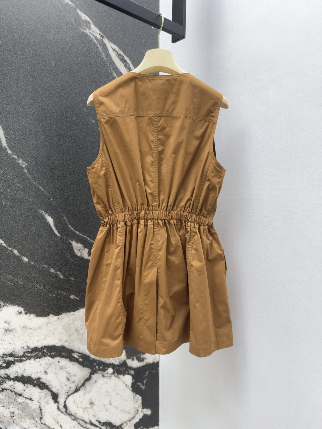 Spring/Summer 2025 Feminine Suit Collection: Stylish, Deconstructivist, High-End Designs Highlighting Waistline, Retro-Chic Leisure Wear. - 图片 9