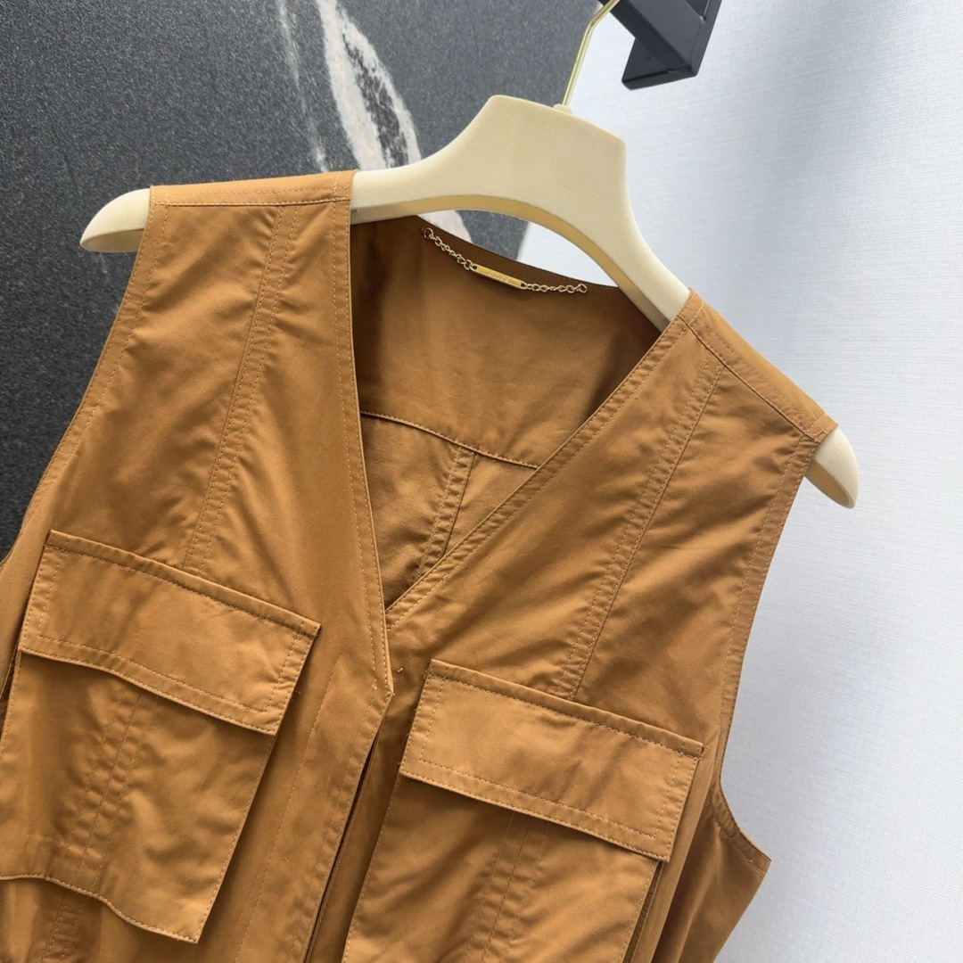 Spring/Summer 2025 Feminine Suit Collection: Stylish, Deconstructivist, High-End Designs Highlighting Waistline, Retro-Chic Leisure Wear. - 图片 4