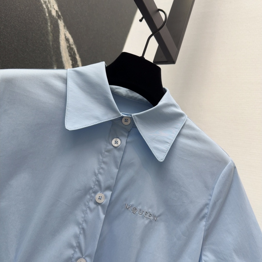“Chic Spring/Summer Female Suit Collection: Blue Shirt, Skirt, and Irregular Dress” - 图片 4