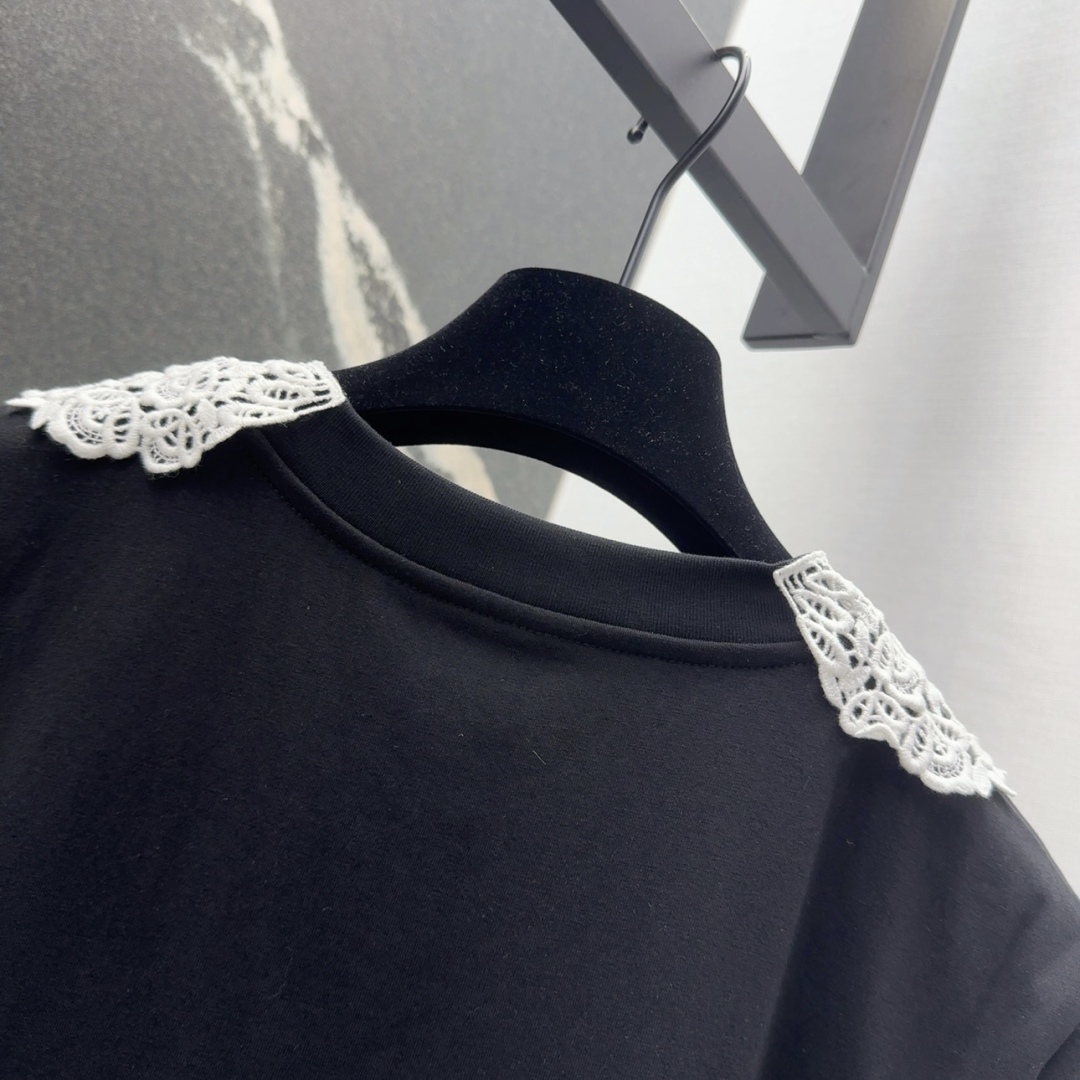 “DG 25SS: Classic One-Size-Fits-All Female Suit with Laced Doll T-Shirt” - 图片 9
