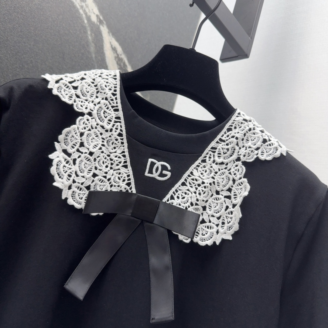 “DG 25SS: Classic One-Size-Fits-All Female Suit with Laced Doll T-Shirt” - 图片 4