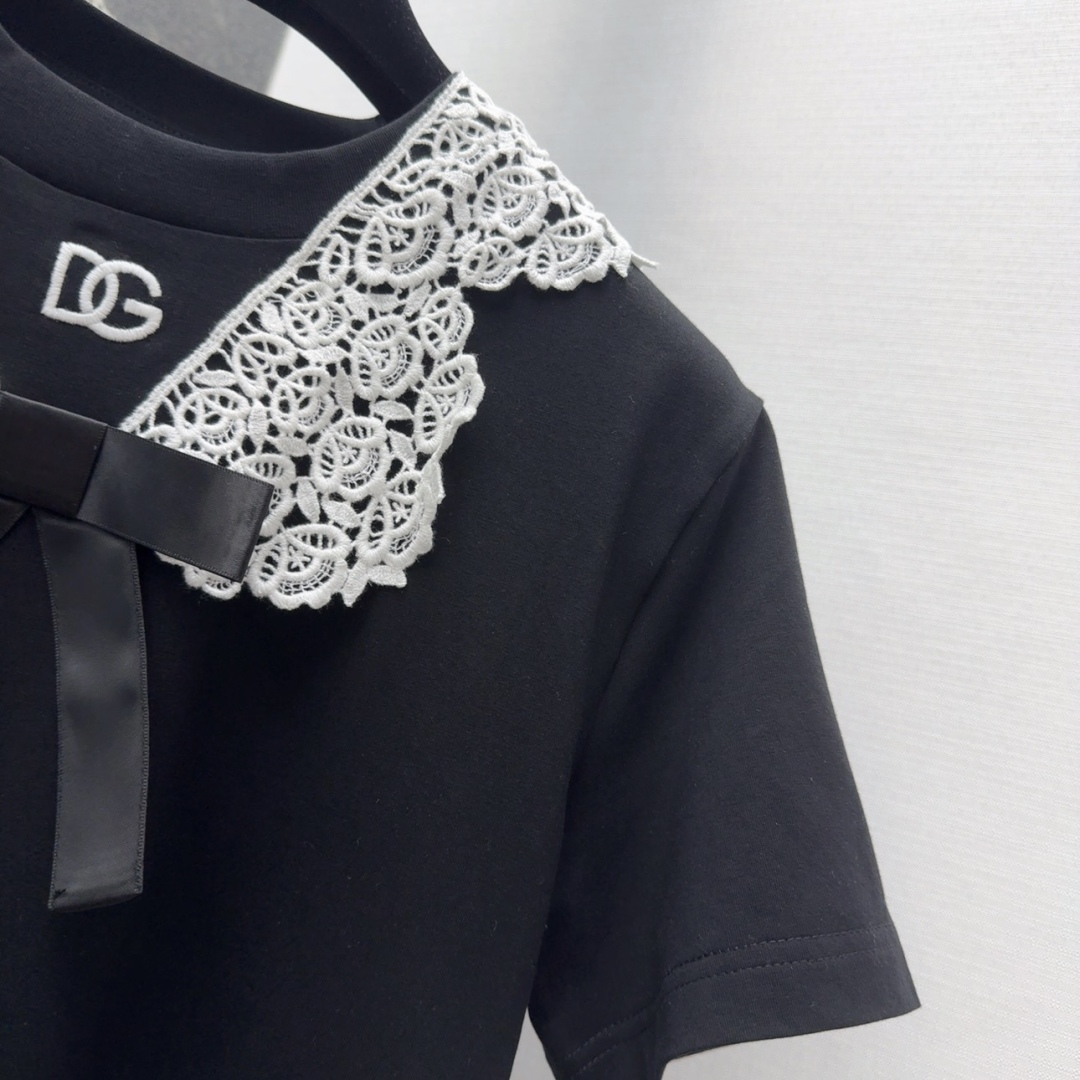 “DG 25SS: Classic One-Size-Fits-All Female Suit with Laced Doll T-Shirt” - 图片 5