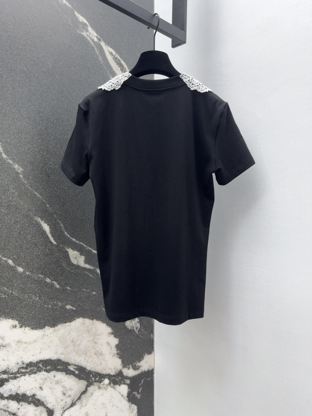 “DG 25SS: Classic One-Size-Fits-All Female Suit with Laced Doll T-Shirt” - 图片 8