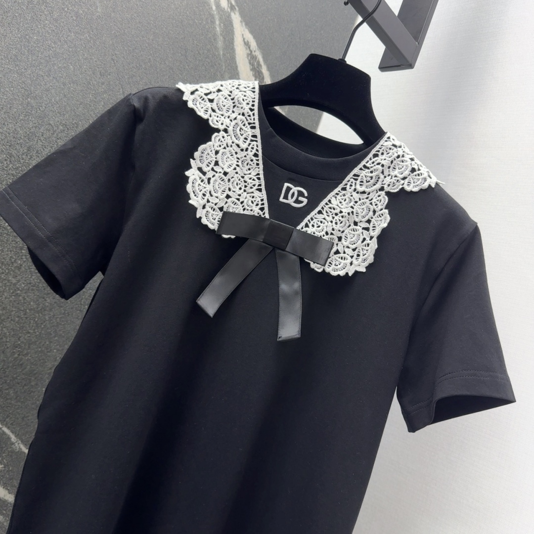 “DG 25SS: Classic One-Size-Fits-All Female Suit with Laced Doll T-Shirt” - 图片 3