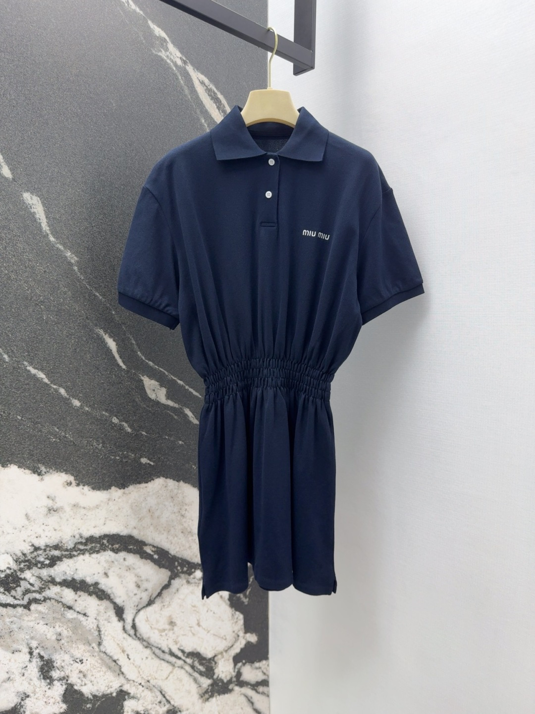 Miu 25SS Spring/Summer New College Embroidered Dress with Loose-Headed Design - 图片 1