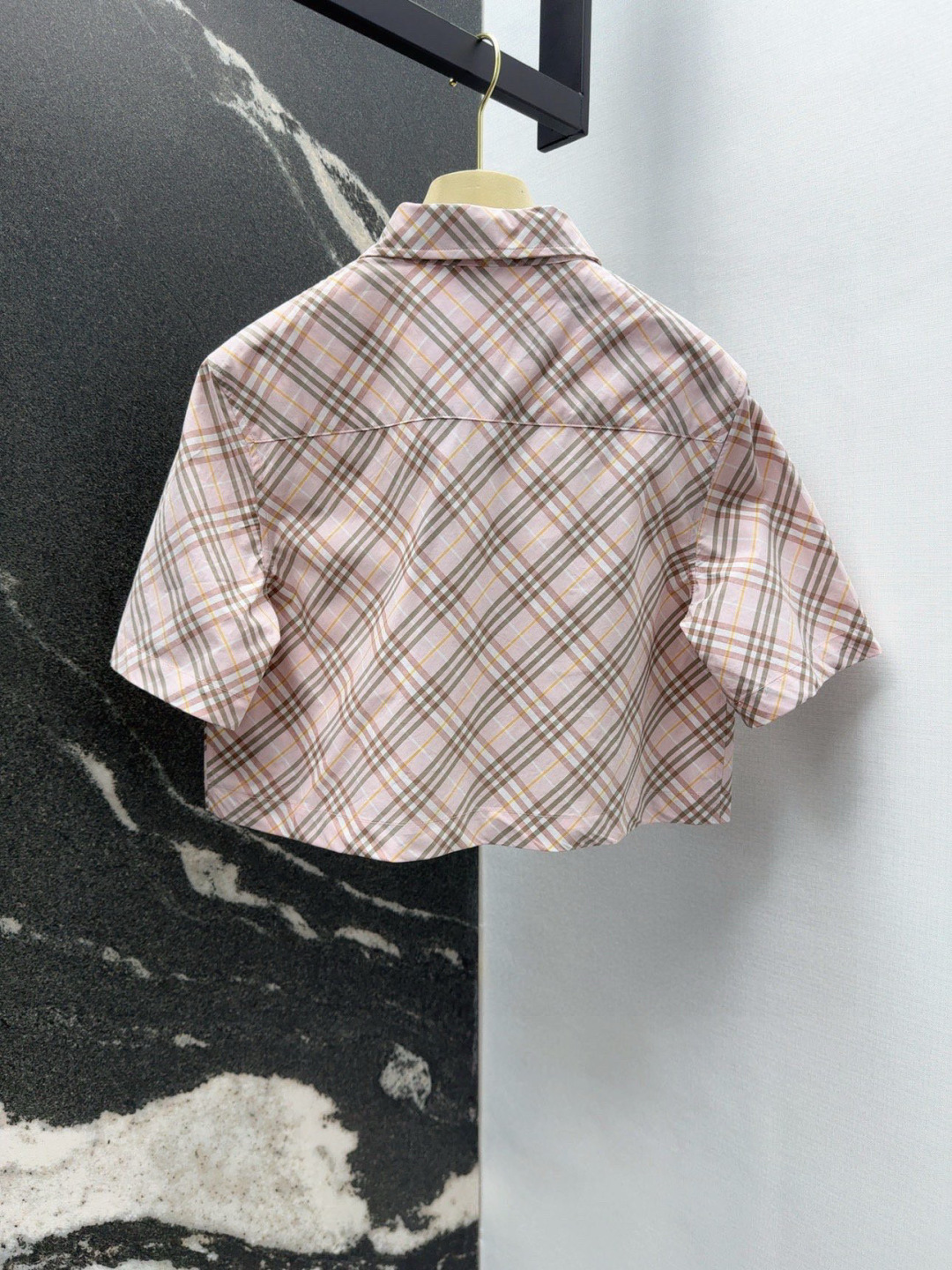 Vintage Red Shirt Suit with Shorts for College Fashionistas - 图片 9