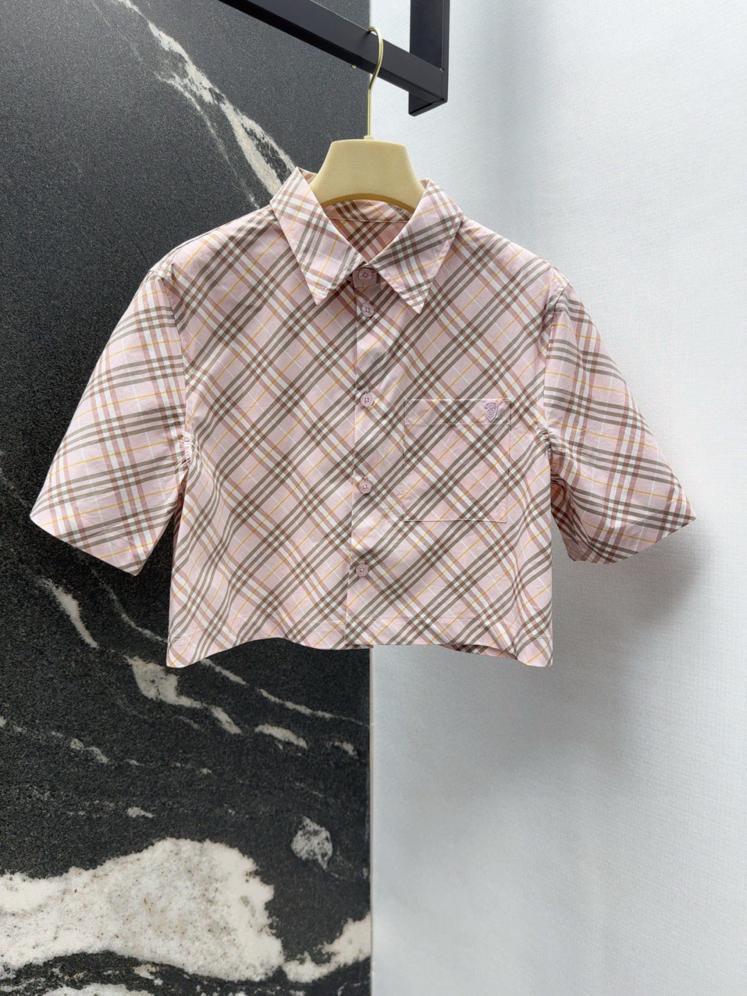 Vintage Red Shirt Suit with Shorts for College Fashionistas - 图片 2