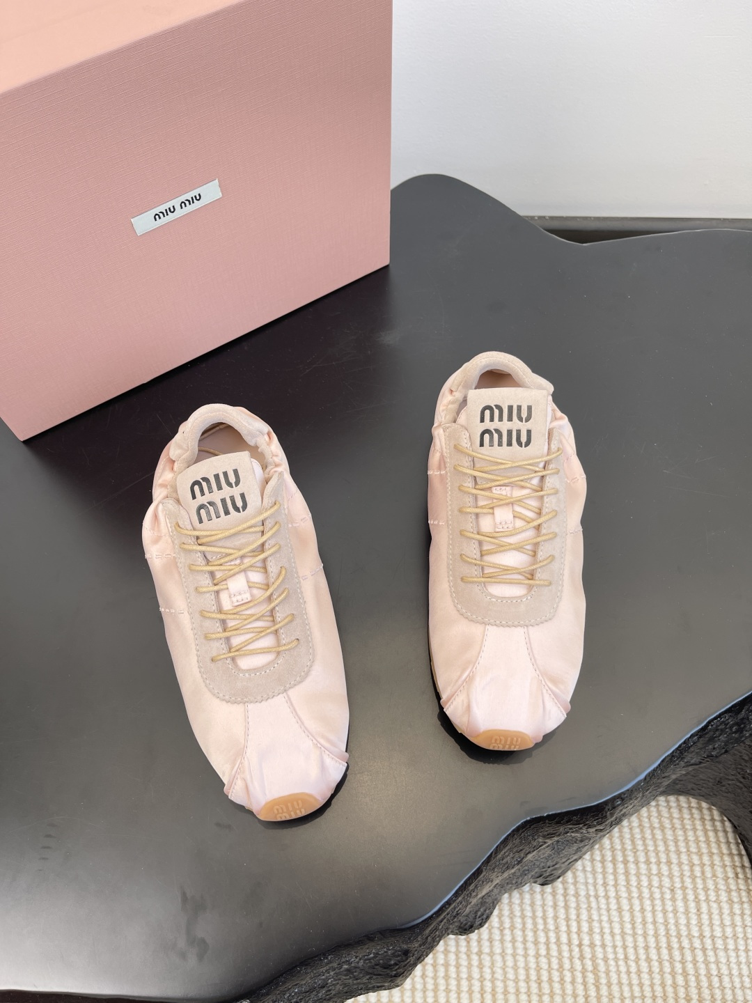 NO:646367,Size 35-39 (40 is custom-made and non-returnable) Miu Miu 25ss new catwalk new ballet slip-on slip-on shoes, moral training shoes, official spring and summer catwalk new style, fashionable and versatile, can be salty or sweet, and does not wear your feet at all. Whether worn barefoot or with socks, it is super age-reducing and super versatile!  Customized silk fabric for the upper, sheepskin lining for the feet, original rubber outsole for the sole, casual shoes/sports shoes, miumiu, sneakers, sheepskin, real silk, socks19860909码数35-39（40 订做不退换） Miu Miu 缪缪 25ss新款 走秀新款芭蕾舞一脚蹬懒人鞋 德训鞋 官方春夏走秀新款,时髦百搭·即可咸又可甜·一点也不磨脚 无论光脚穿还是搭配袜子穿都超级减龄 超级无敌百搭！ 鞋面定制真丝布料 内里垫脚羊皮 鞋底原版橡胶大底,休闲鞋/运动鞋,miumiu,sneakers,sheepskin,real silk,socks,Women's Shoes