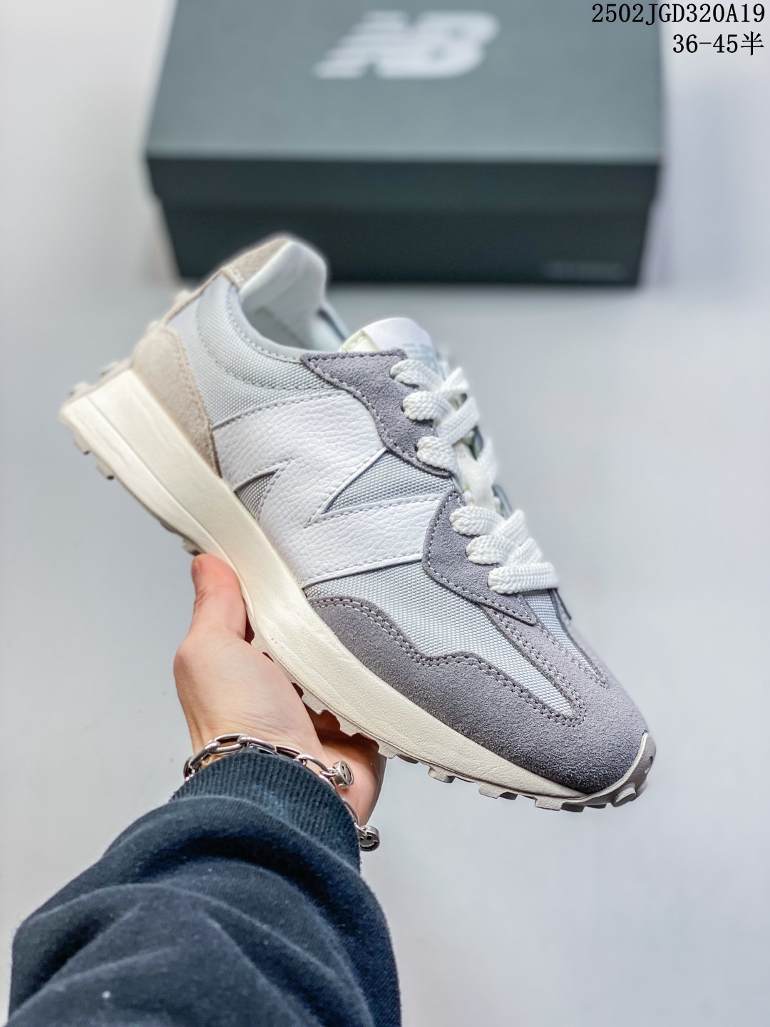 【真标】NB 新百伦 New Balance 327系列复古休闲运动慢跑鞋时尚男女运动鞋 以更纯粹的复古风格设计打造的全新造型 侧身还以解构设计,将 N 字标志以做旧压花样式呈现 样式别具新意.麂皮、冲孔皮革的塑造 则呈现出高级怀旧气质,也让鞋款在奢华时装风格与运动氛围之间达到了平衡.鞋身采用猪巴革麂皮织物等物料拼接构成 中底高弹PU材质及满丁防滑橡胶外底. 类型:男女鞋 货号:U327LZ 含半码 编码:02JGD320A19