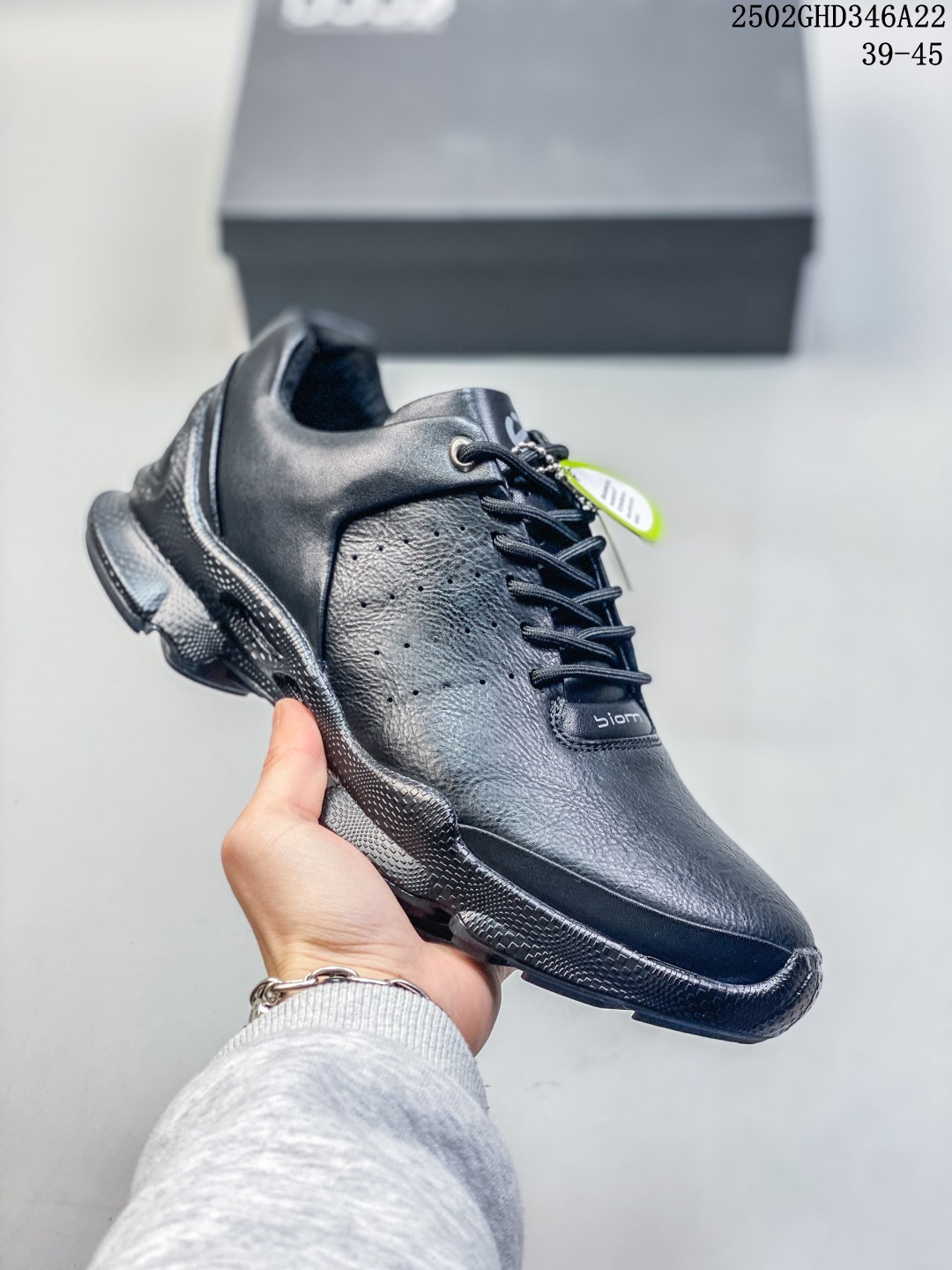 元
ECCO爱步男鞋真皮四季鞋 健步系列运动鞋休闲跑步鞋 脚感轻便舒适 面料ECCO家族工艺牛皮 鞋面开孔结构设计增强透气性 E-DTS混合大底科技 耐磨 防滑 轻便 兼顾透气性和包裹性 带来全方位透气脚感 PU+橡胶发泡组合轻盈鞋底具有良好的缓震性能 脚感极佳 轻盈无压力 尺码： 39 40 41 42 43 44。